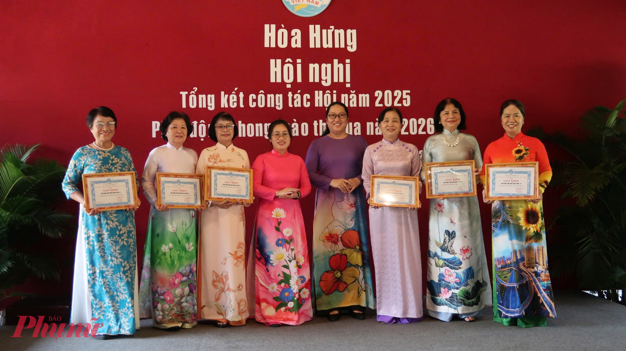 Dịp này, Hội LHPN phường Hòa Hưng đã trao giấy khen cho 16 chi hội hoàn thành xuất sắc nhiệm vụ công tác Hội năm 2025.