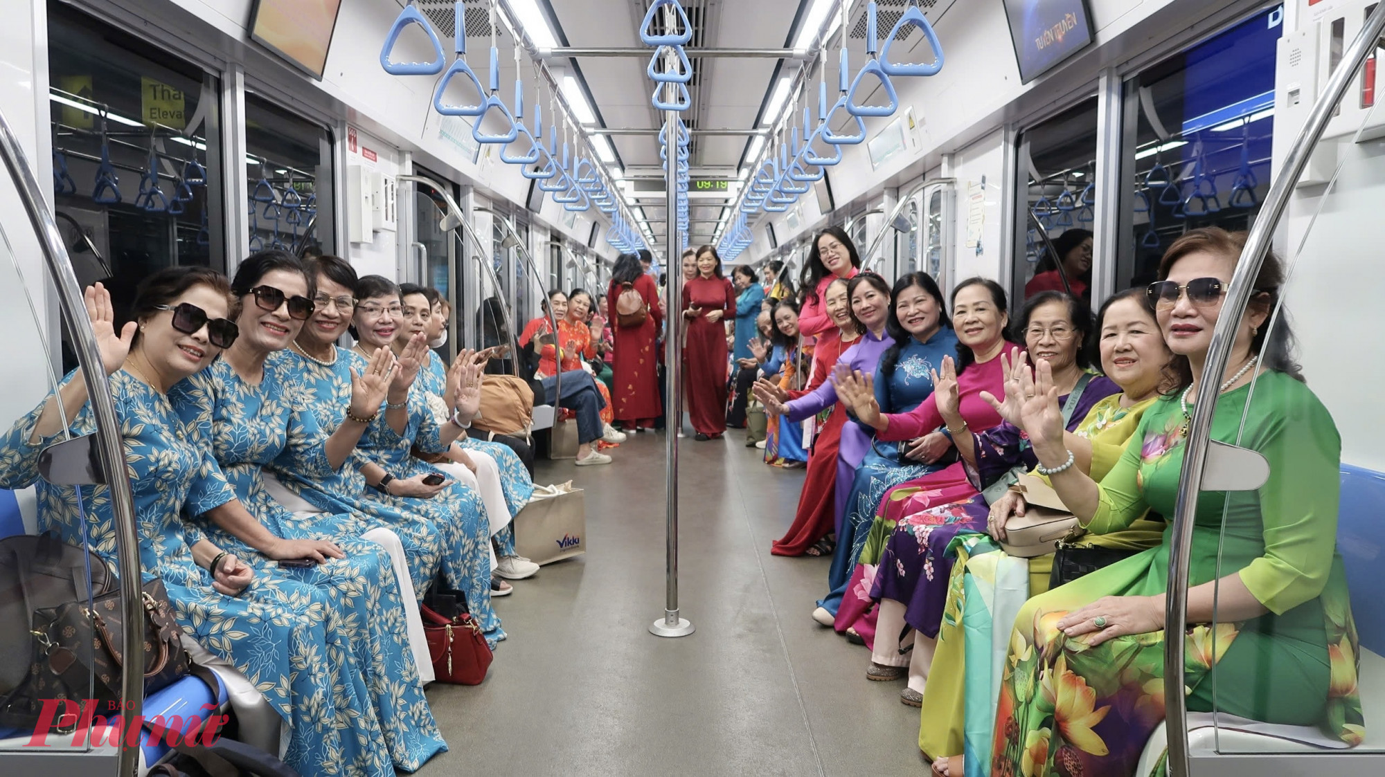 Cán bộ, hội viên phụ nữ phường Hoà Hưng diện áo dài, tham quan 