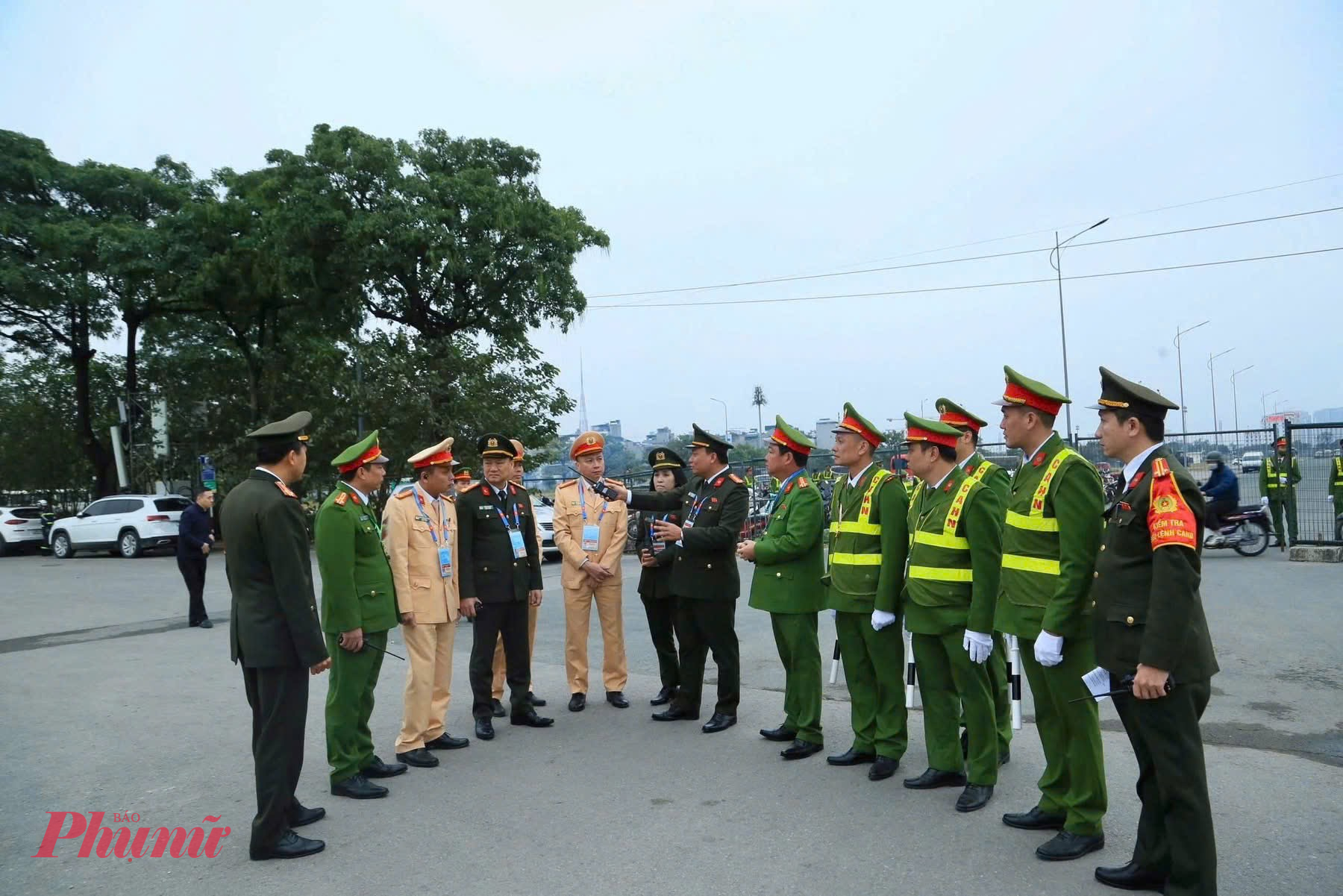Ngay từ chiều 21/1, toàn bộ lực lượng Công an thành phố Hà Nội đã triển khai đồng bộ các phương án, huy động tối đa lực lượng, phương tiện, nỗ lực bảo đảm tuyệt đối an ninh, trật tự, an toàn giao thông phục vụ Đại hội lần thứ XIV của Đảng.
