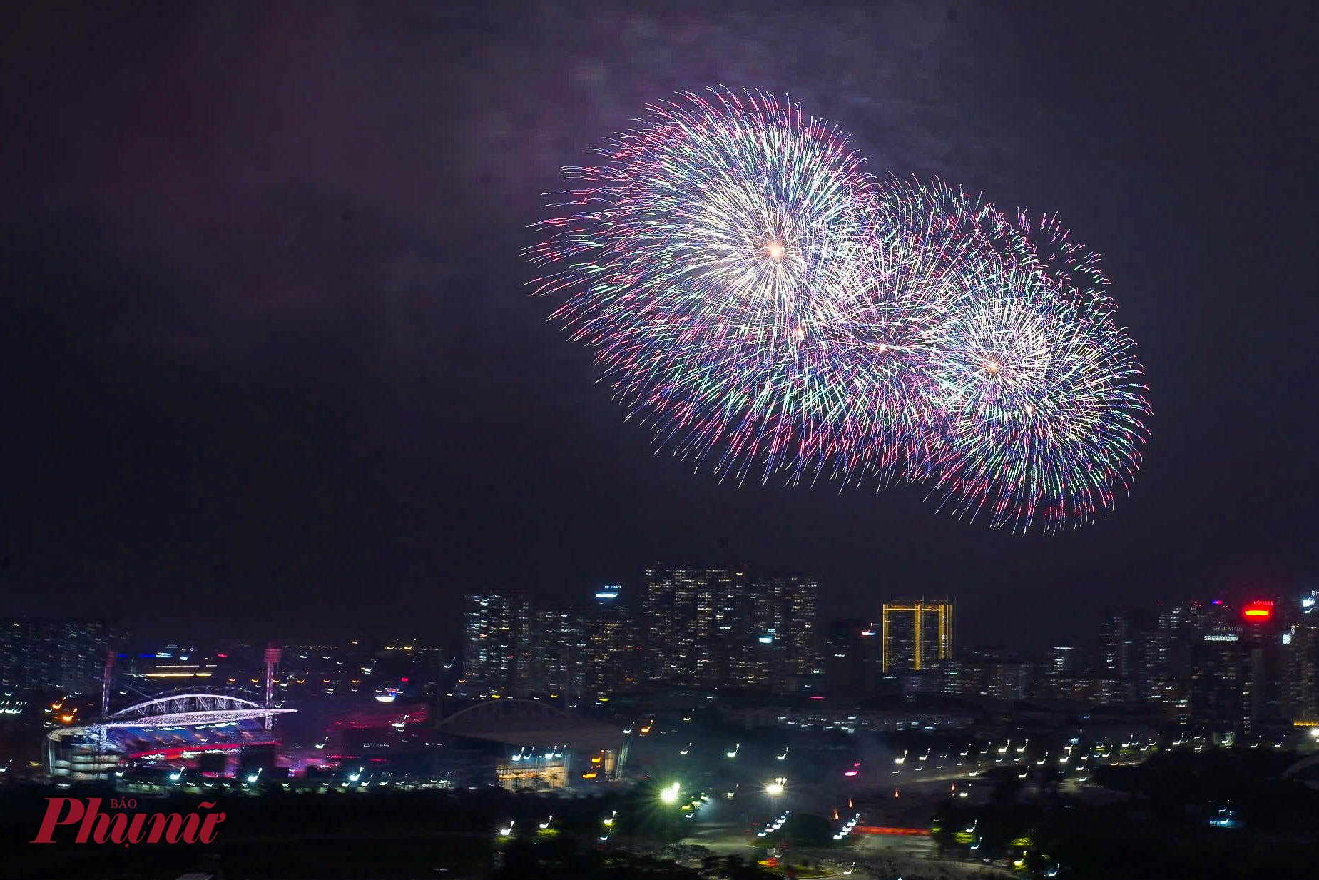 Lần bắn pháo hoa nghệ thuật này khác biệt hoàn toàn so với việc bắn pháo hoa thông thường khi kịch bản được các chuyên gia pháo hoa xây dựng chặt chẽ, đảm bảo đồng bộ giữa ánh sáng, màu sắc và thanh âm.