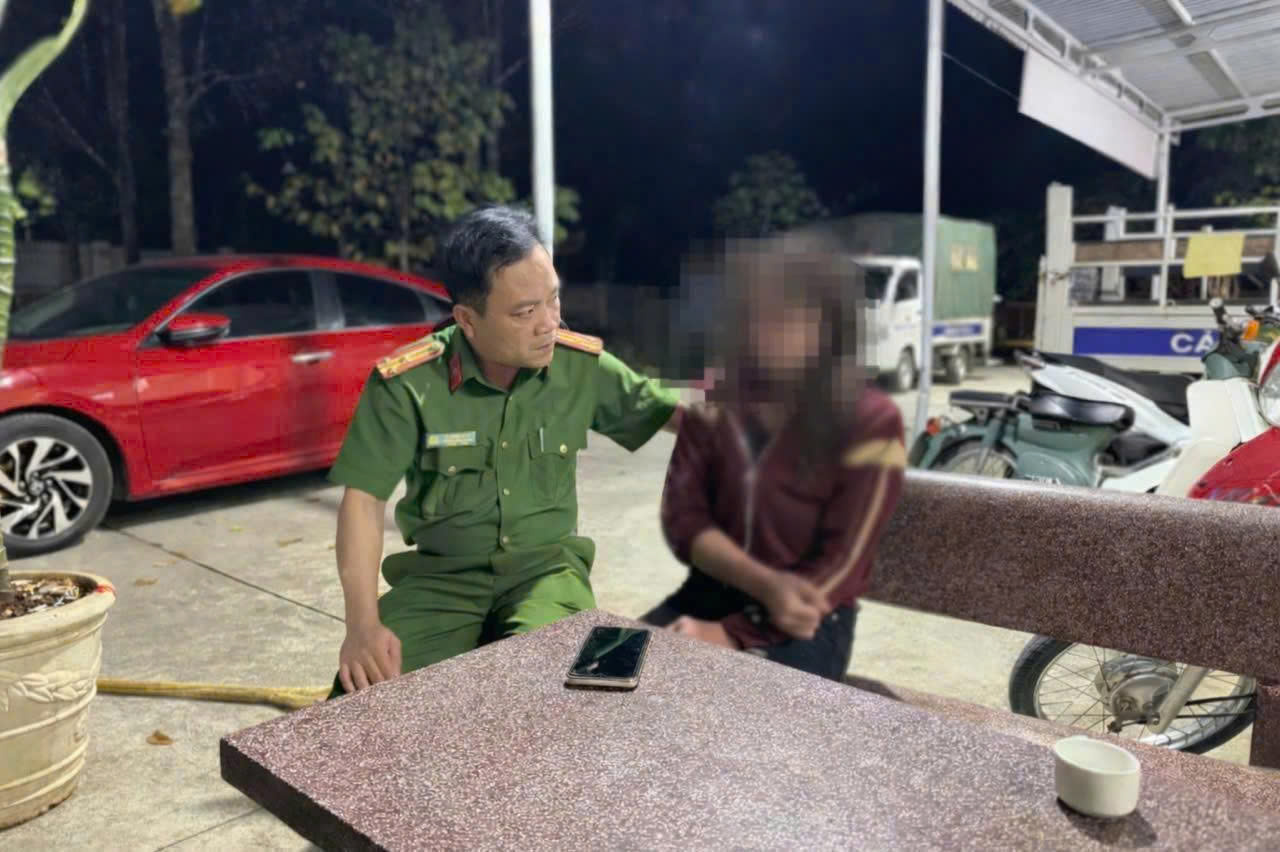 Lực lượng công an kịp thời cứu sống người phụ nữ nhảy xuống sông tự tử - ảnh: T.T.