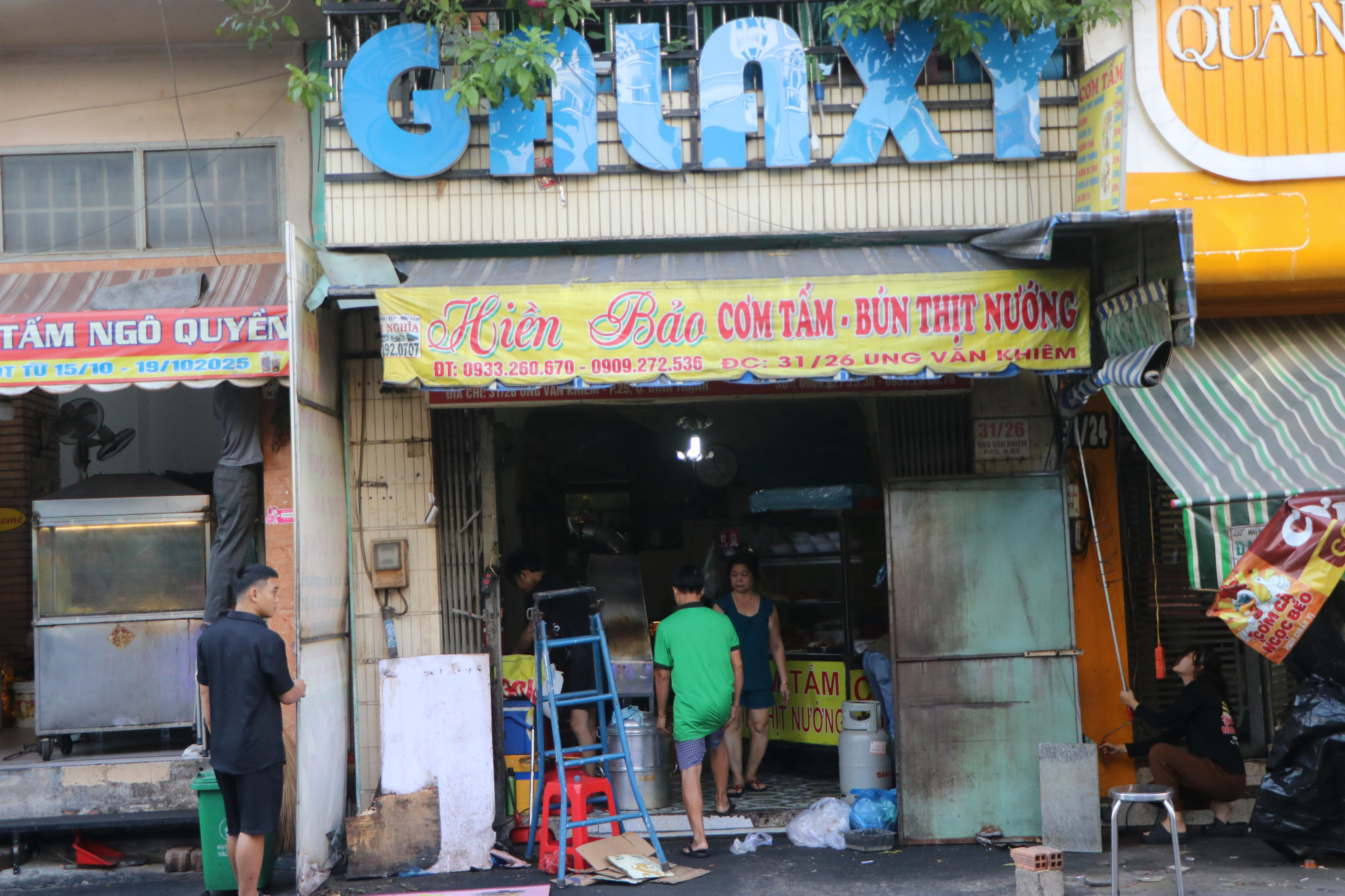 Sau khi được công an giải thích, vận động, thuyết phục... nhiều người dân đã tự nguyện tháo dỡ, đưa các xe đẩy vào bên trong nhà. Ảnh: Minh Mẫn