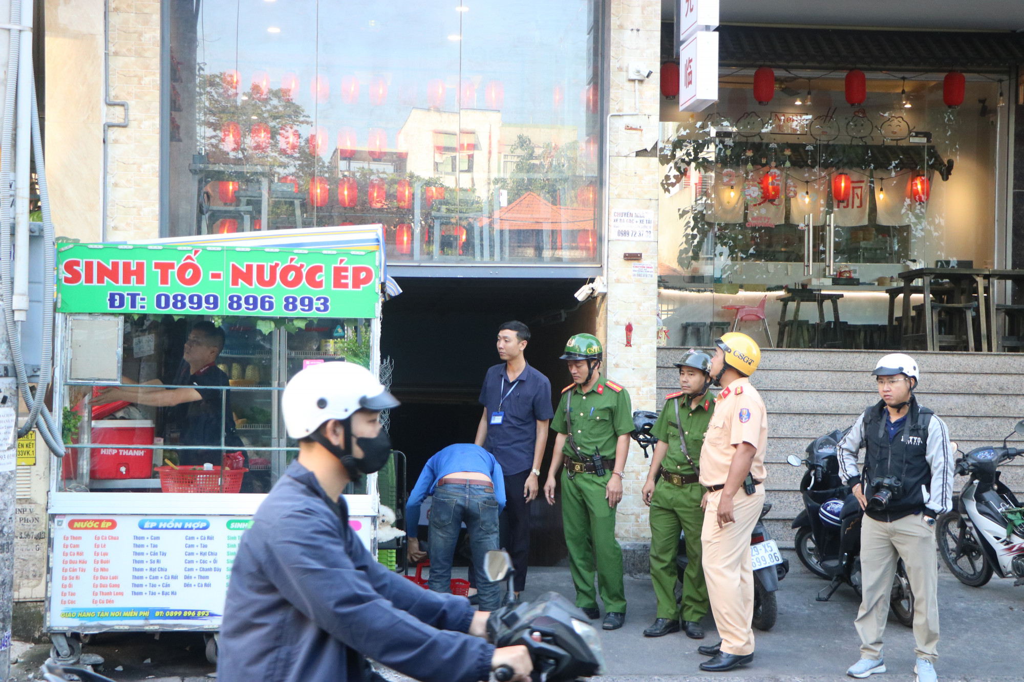 Một trường hợp lấn chiếm vỉa hè, cạnh trường Hutech bị xử lý. Ảnh: Minh Mẫn