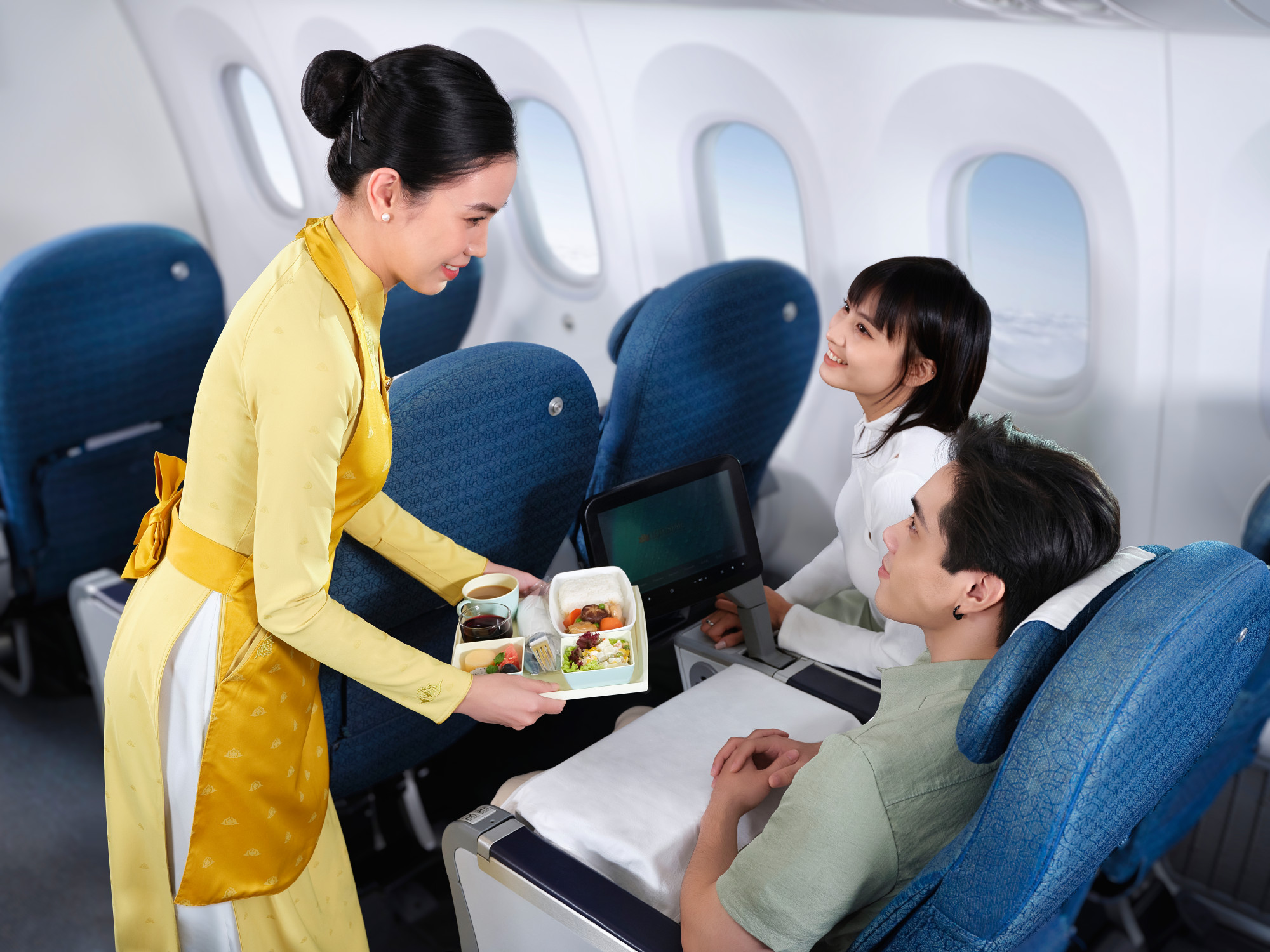 Tiếp viên Vietnam Airlines luôn mang đến trải nghiệm dịch vụ 5 sao được hành khách quốc tế ghi nhận - Ảnh: Vietnam Airlines