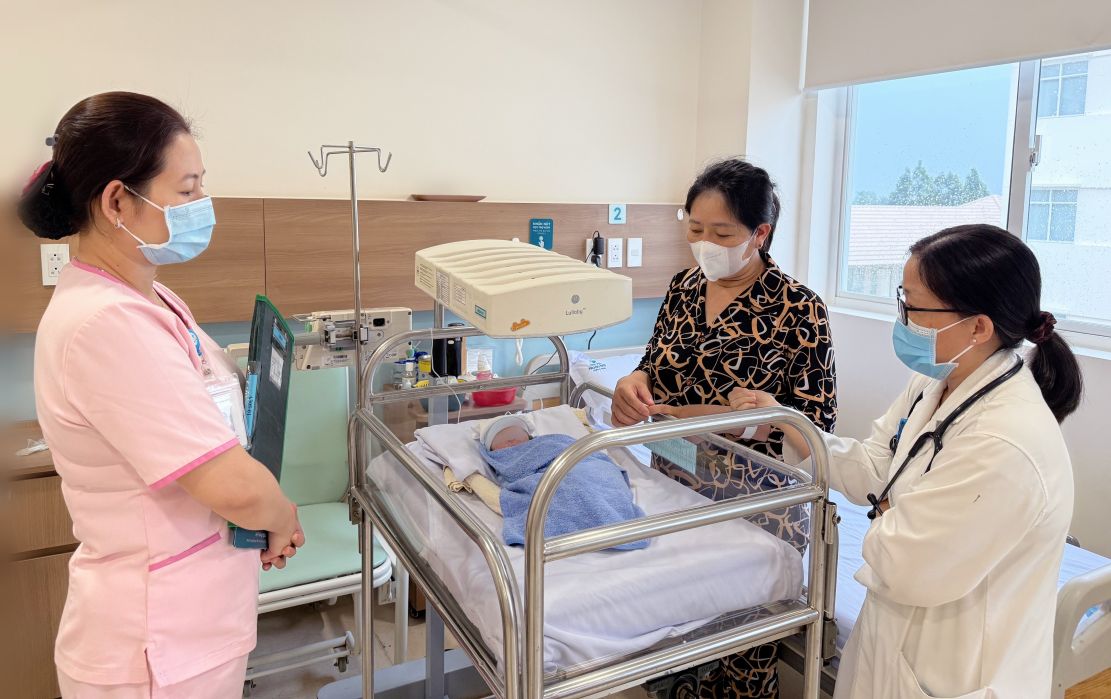 Các bác sĩ thăm khám cho bé - Ảnh: Bệnh viện Hoàn Mỹ Cửu Long