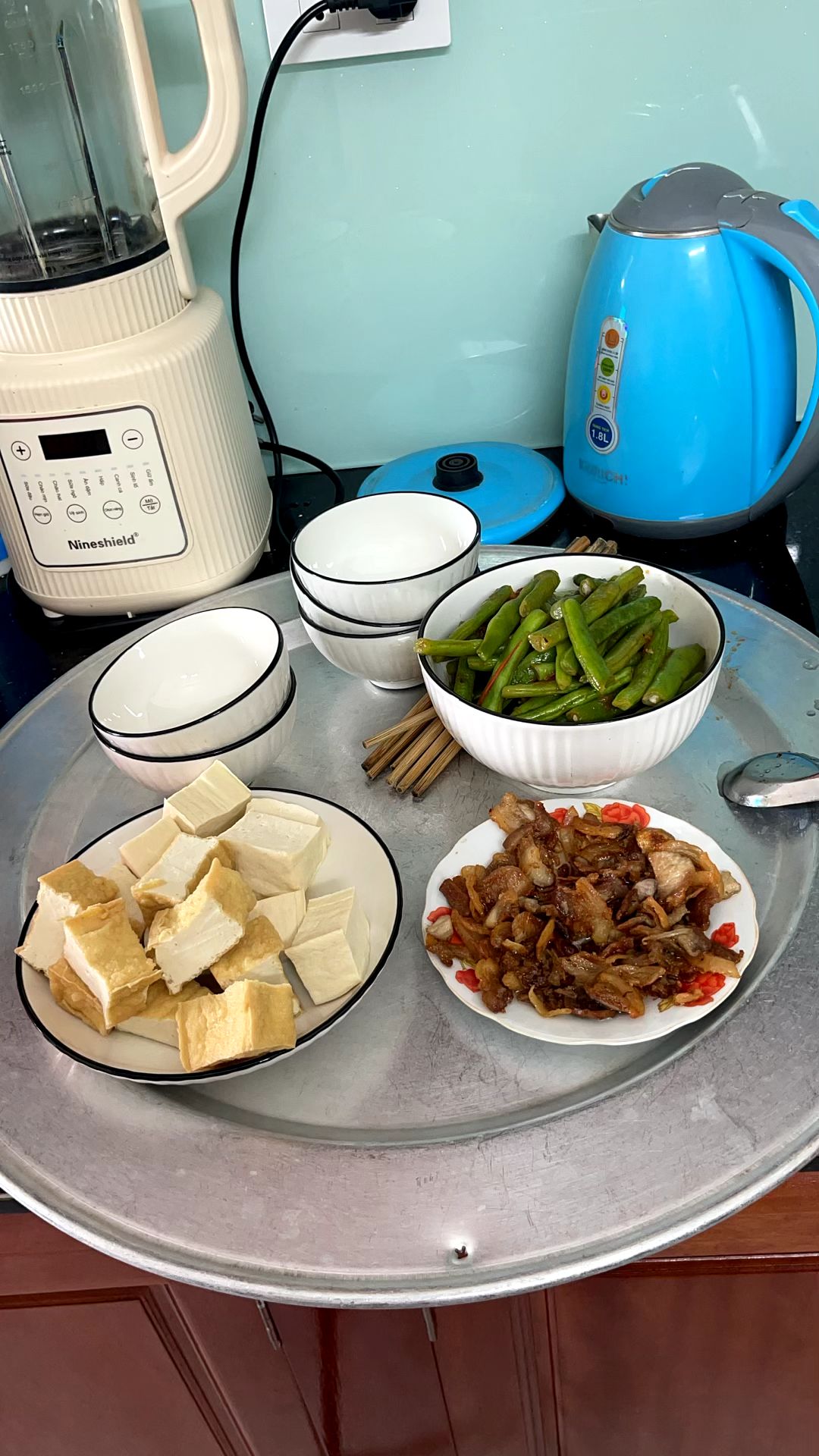 Một số bữa ăn gia đình do chị Thơm chuẩn bị (Ảnh: Facebook nhân vật)