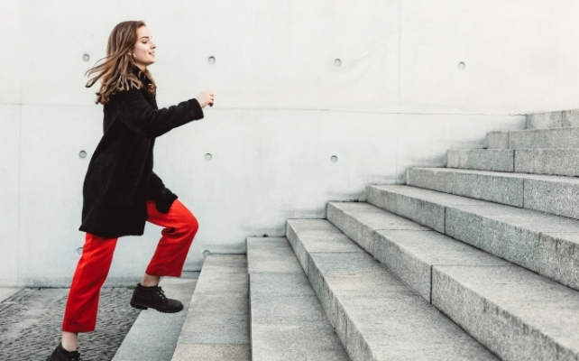 Ngay cả khi làm việc cả ngày tại văn phòng, những bài tập thể dục “ăn vặt” như leo cầu thang bộ vẫn có thể đem lại lợi ích cho sức khỏe - Ảnh: Nikada/Getty Images