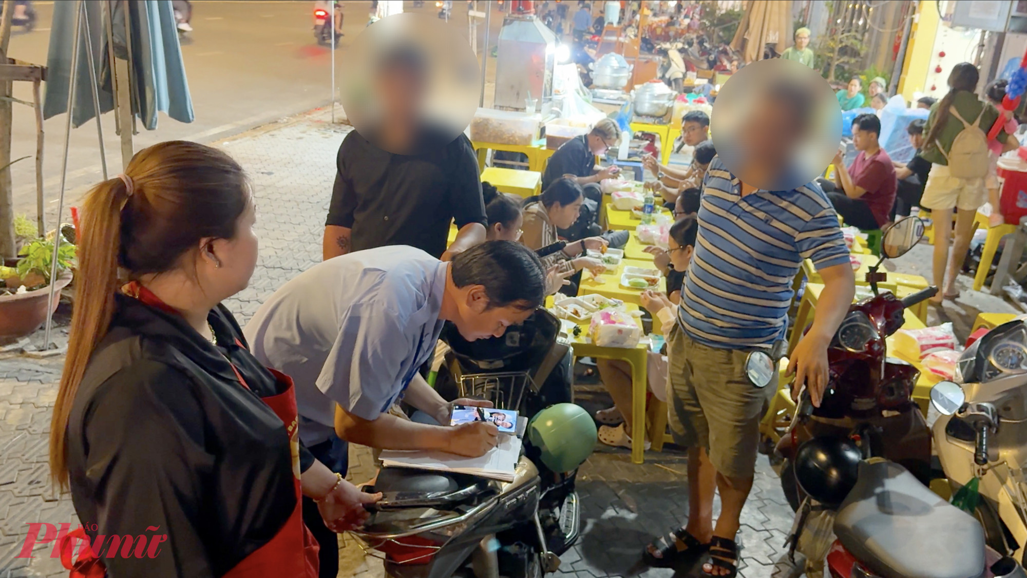 Một chủ quán ăn trên đường Dương Quảng Hàm bị Tổ công tác lập biên bản xử phạt. 