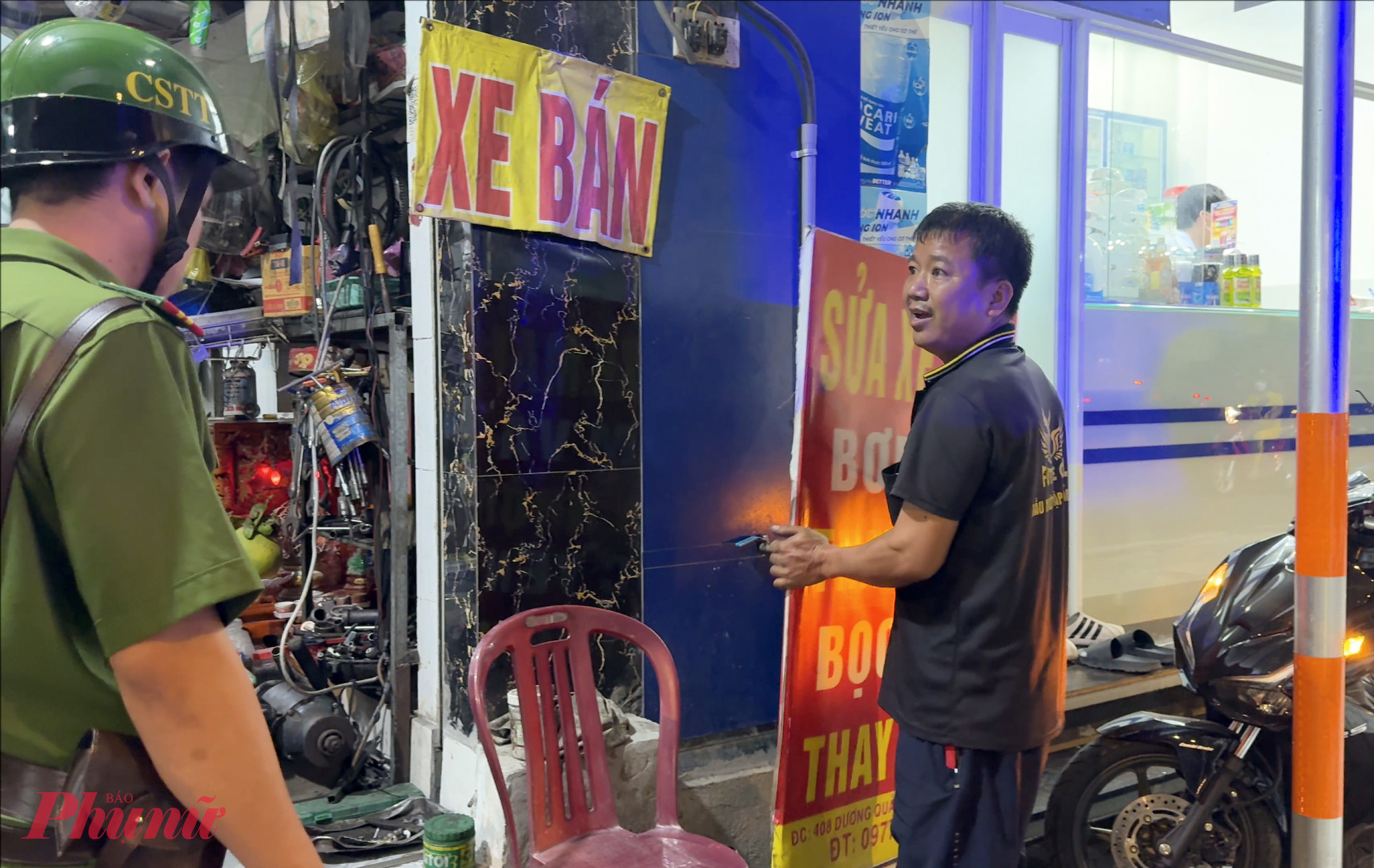 Nhiều người cũng nhanh chóng thu dọn các biển quảng cáo để lấn chiếm trên lề đường vào bên trong nhà. 