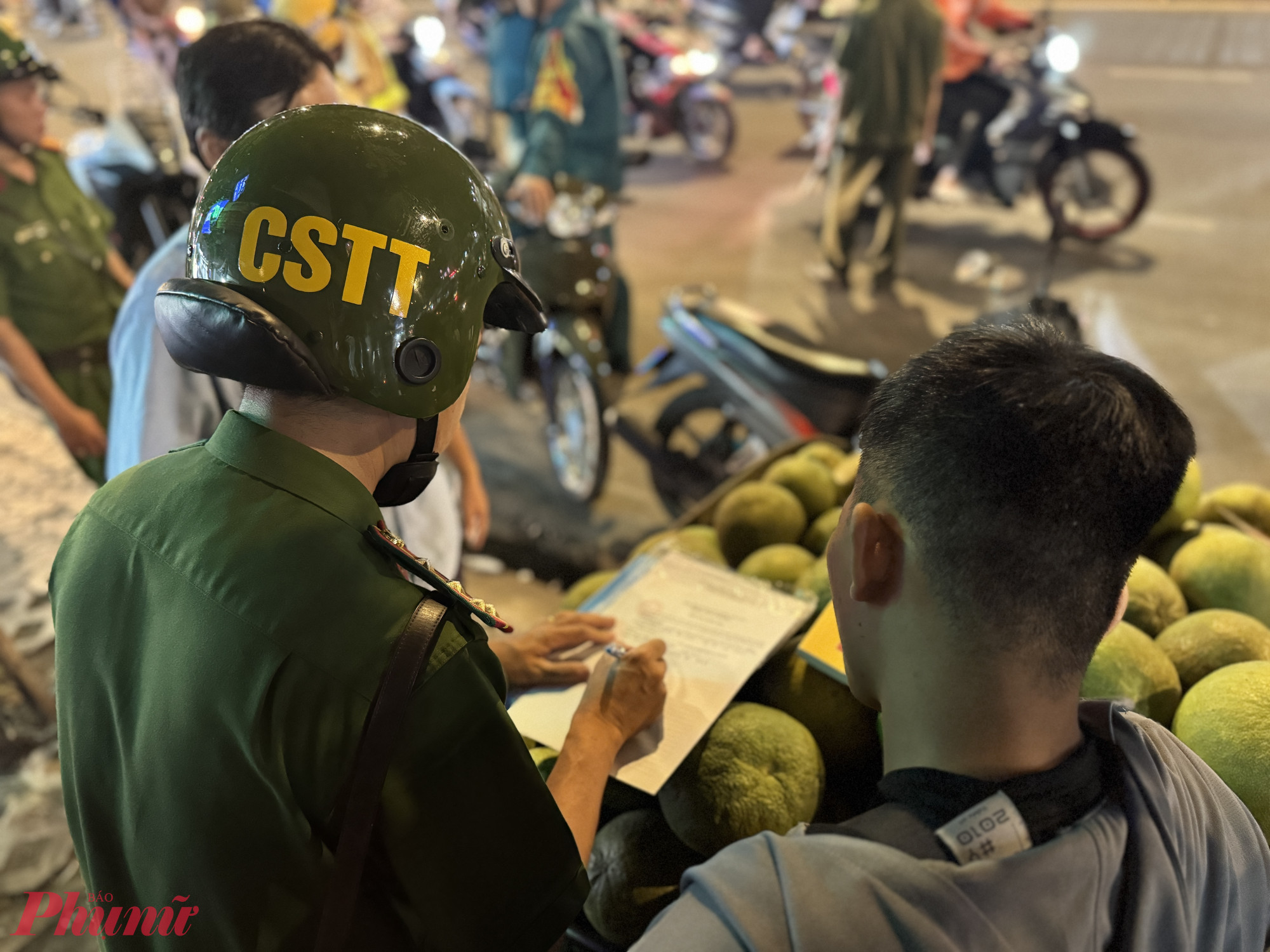 Một trường hợp điều khiển xe máy lôi tự chế kéo theo rơ-moóc để bán trái cây đậu trên vỉa hè bị xử phạt 500 nghìn đồng và tịch thu phương tiện. 