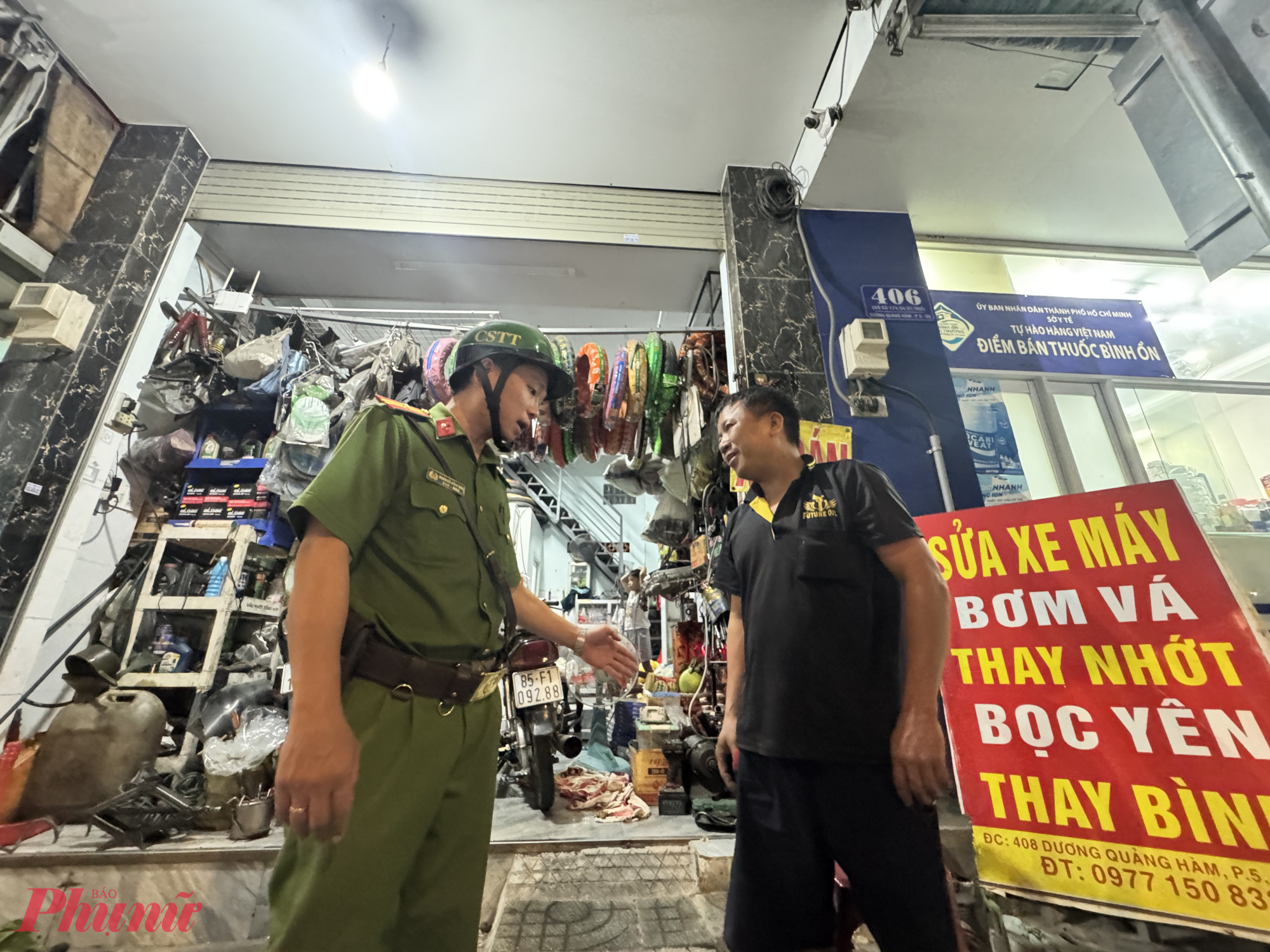 Tổ công tác cũng đã nhắc nhở, tuyên truyền người dân không để vật dụng lấn chiếm vỉa hè. 