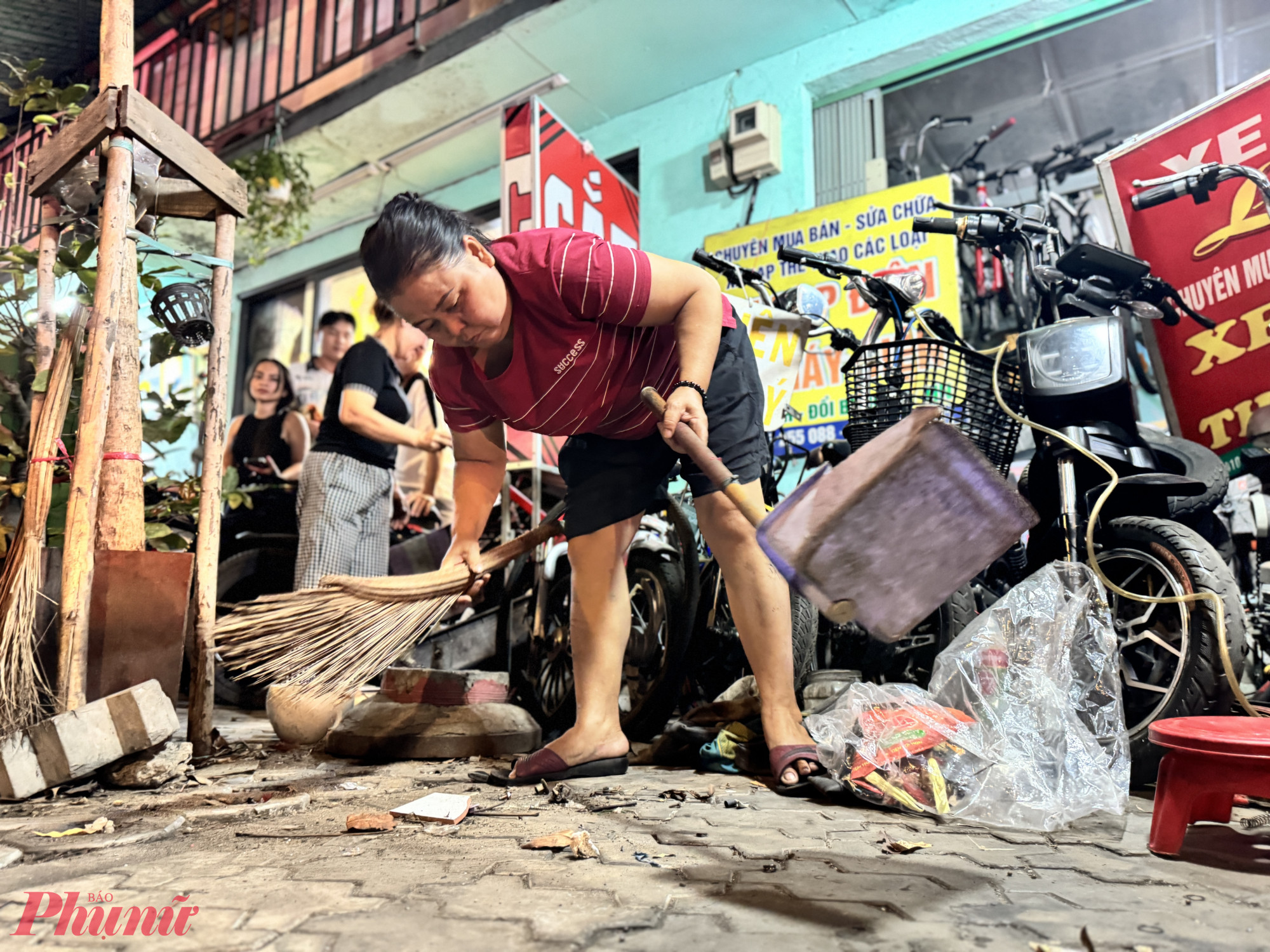 Sau khi nghe lực lượng chức năng giải thích, nhiều hộ dân đã tự giác thu dọn thùng rác, đồ đạc lấn chiếm vỉa hè. ,