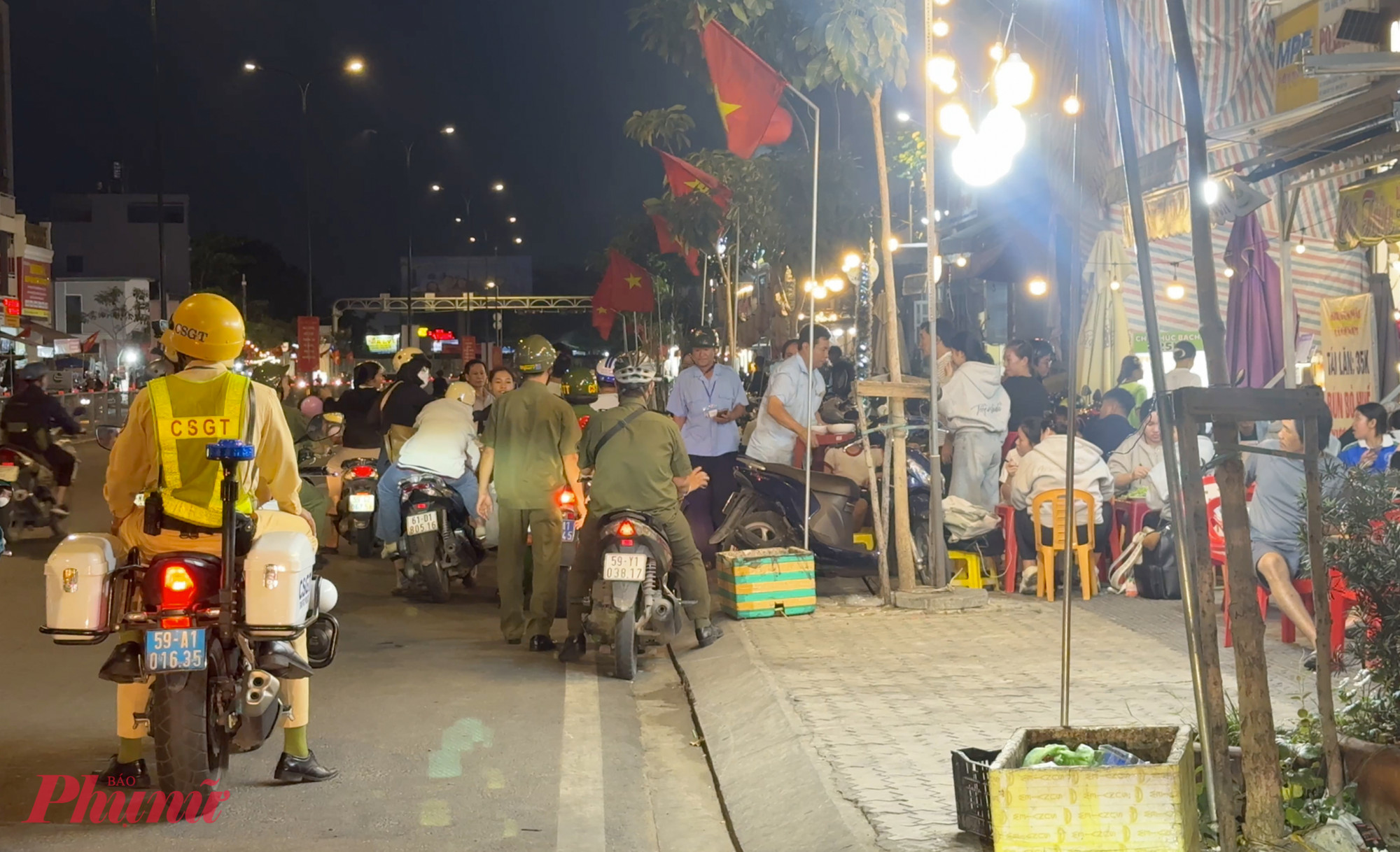 Khi vừa thấy bóng dáng của lực lượng chức năng, ngay lập tức chủ quán và nhân viên chạy tán loạn vội vã dẹp bàn, ghế để trên vỉa hè. 