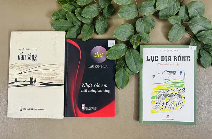 Tập thơ của Lâu Văn Mua (Thanh Hóa) hiện đã bị rút khỏi giải thưởng - Ảnh: van.vn