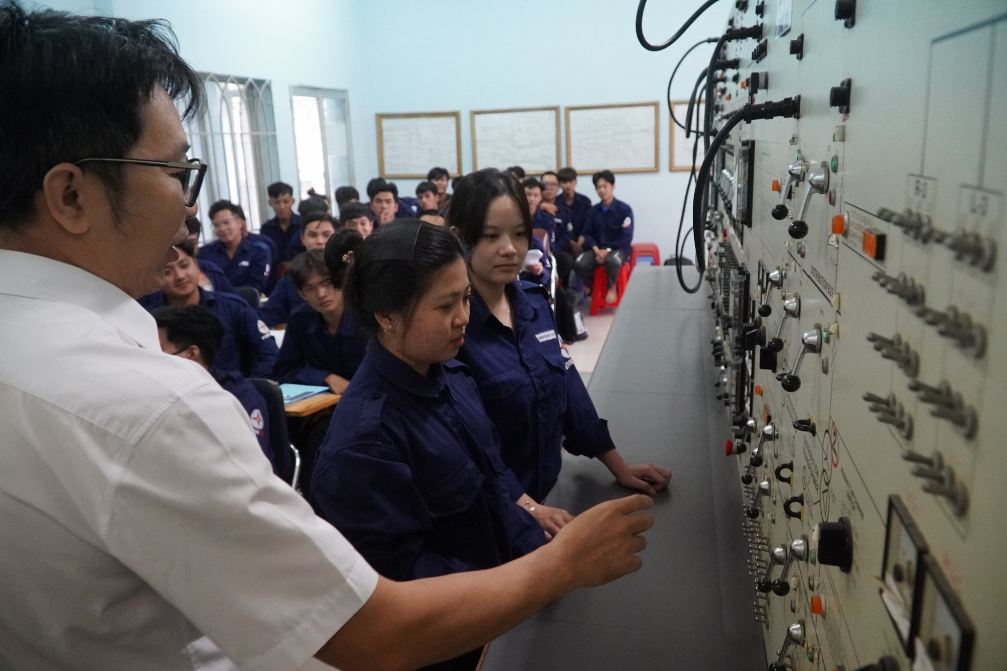 Một tiết học thực hành trên hệ thống điện mô phỏng tại Trường cao đẳng Điện lực TPHCM - Ảnh: N.X.