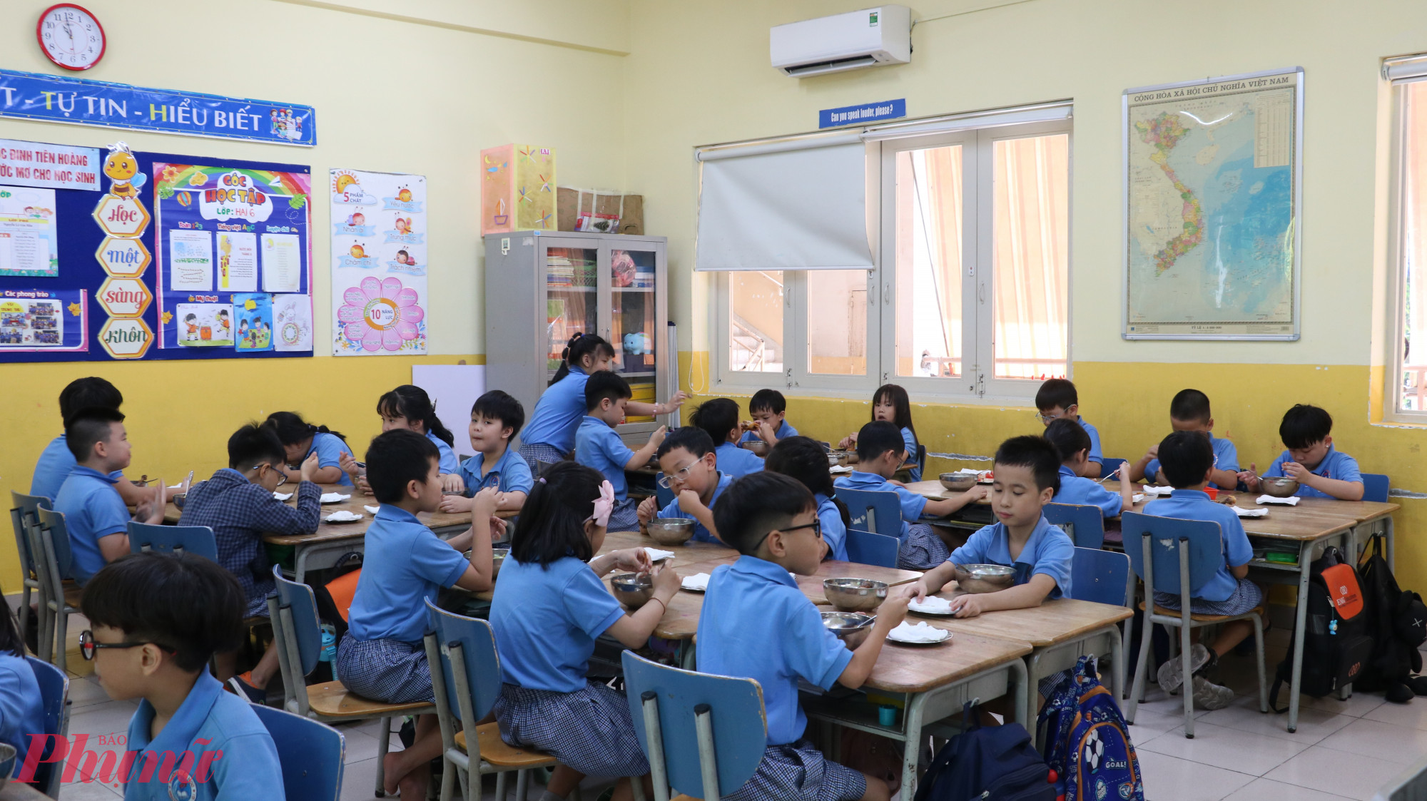 Học sinh Trường tiểu học Đinh Tiên Hoàng trong giờ ăn bán trú - Ảnh: Trang Thư