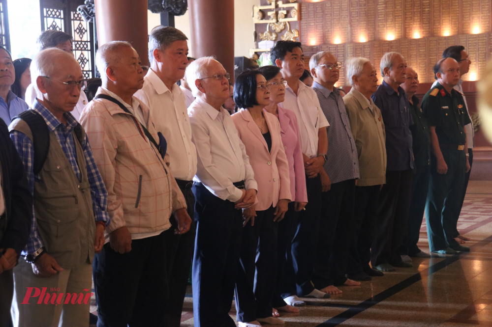 Trước buổi lễ, đoàn đại biểu đã dâng hương và tưởng niệm các anh hùng liệt sĩ tại đền Bến Dược - Ảnh: Phương Nhã