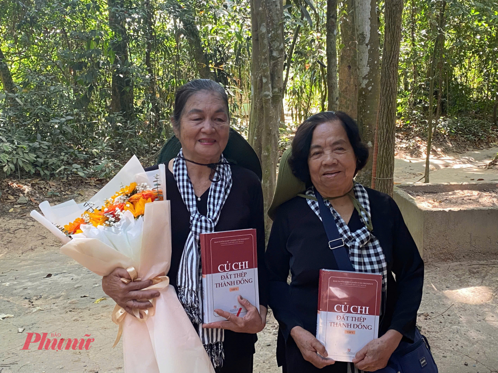 Cô Nguyễn Thị Bội (trái) và cô Võ Thị Sê (phải) - những nhân chứng sống gắn liền với một thời đấu tranh anh dũng của vùng đất “Đất thép thành đồng”