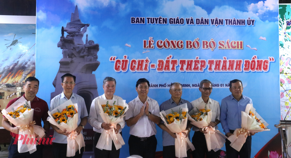 BTC trao tặng hoa cho Ban biên soạn cuốn sách, ghi nhận những đóng góp tâm huyết trong quá trình thực hiện tác phẩm.