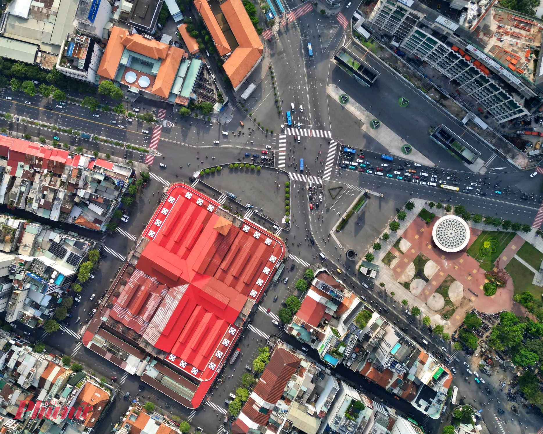 Chợ Bến Thành với 4 mặt tiền, một trong những nơi giao thương nhộn nhịp nhất TPHCM