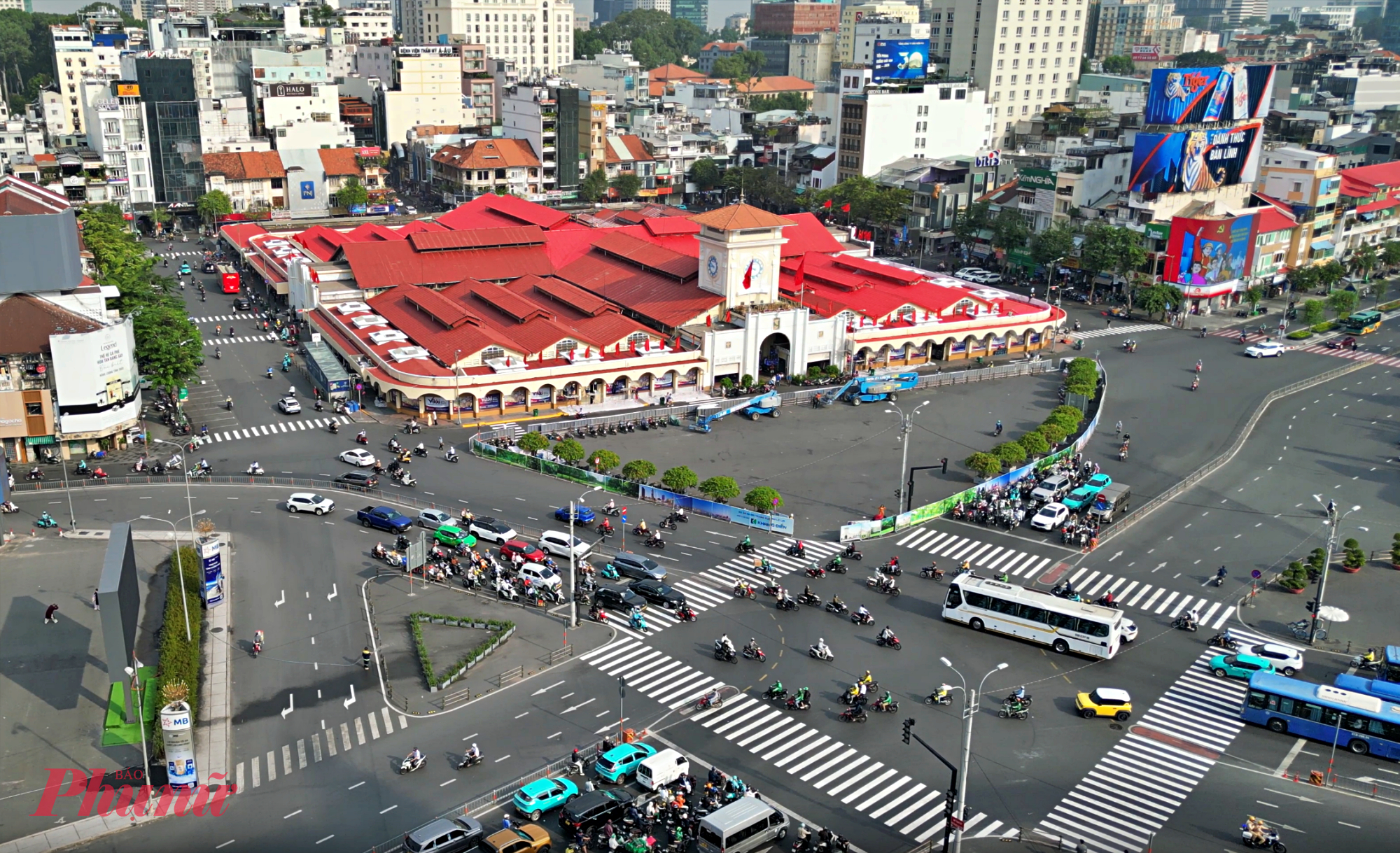 Chợ Bến Thành hiện tại dần khoác áo mới với màu ngói đỏ nổi bật.