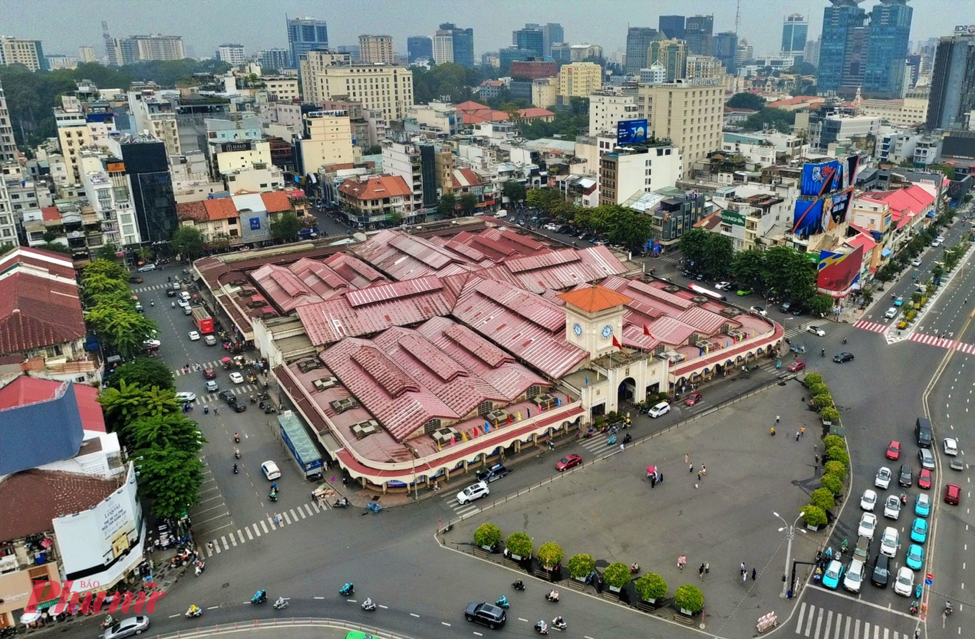 Chợ Bến Thành với màu ngói nhạt theo thời gian được chụp vào cuối tháng 12/2025.