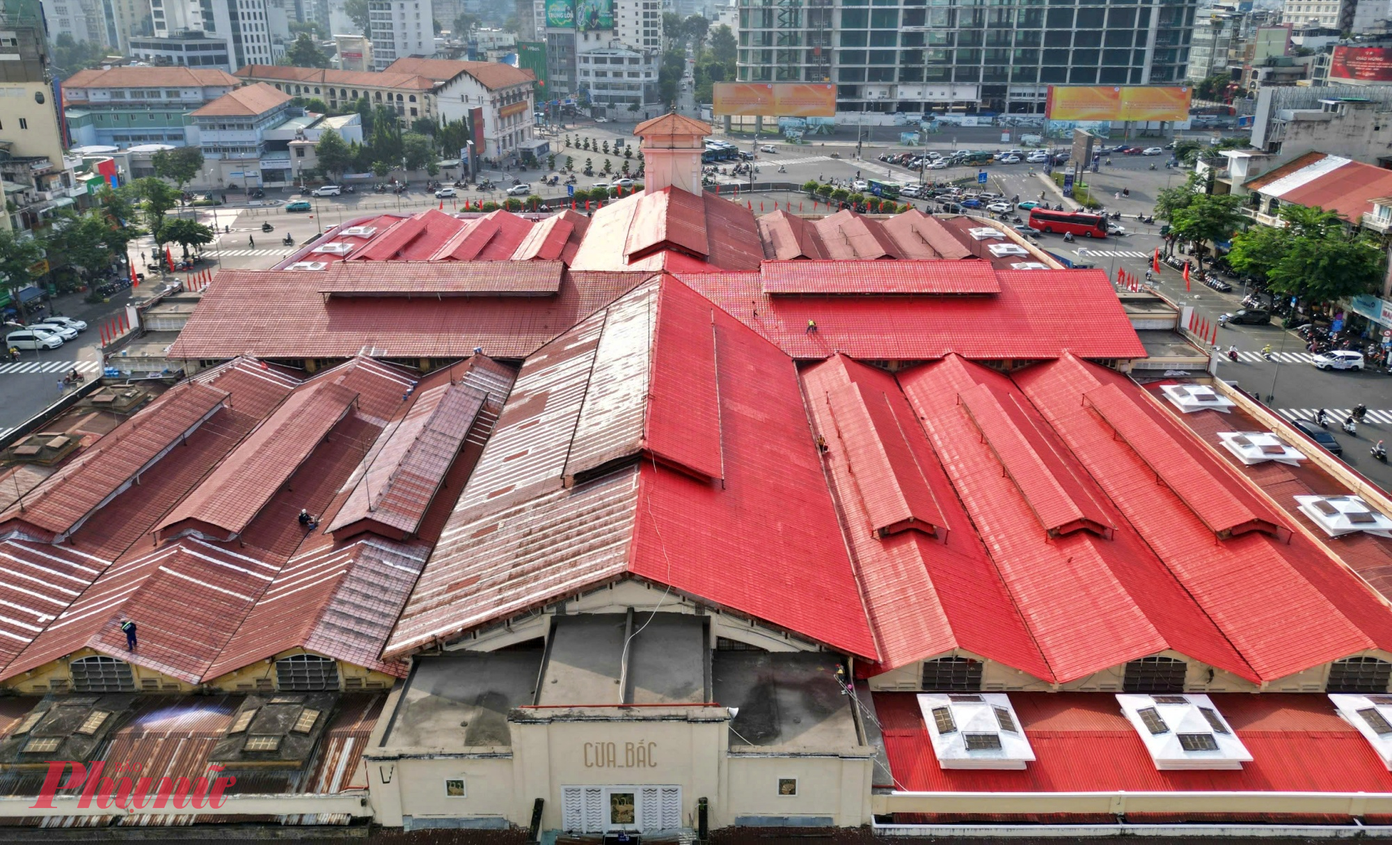 Phần ngói đã đã dần được sơn mới, màu sắc tươi sáng hơn.