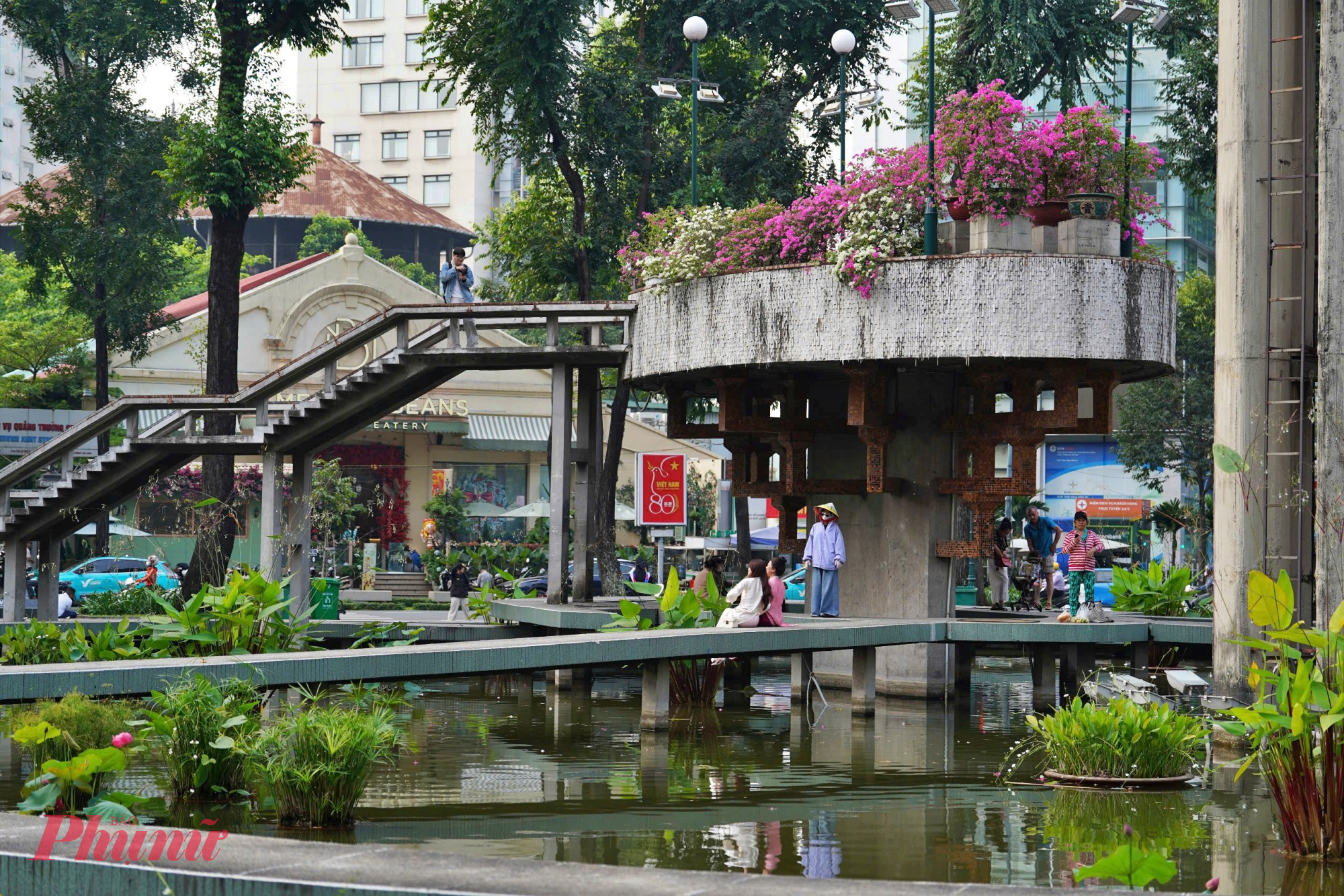 Công trình chỉnh trang Hồ Con Rùa cũng đang được thi công.