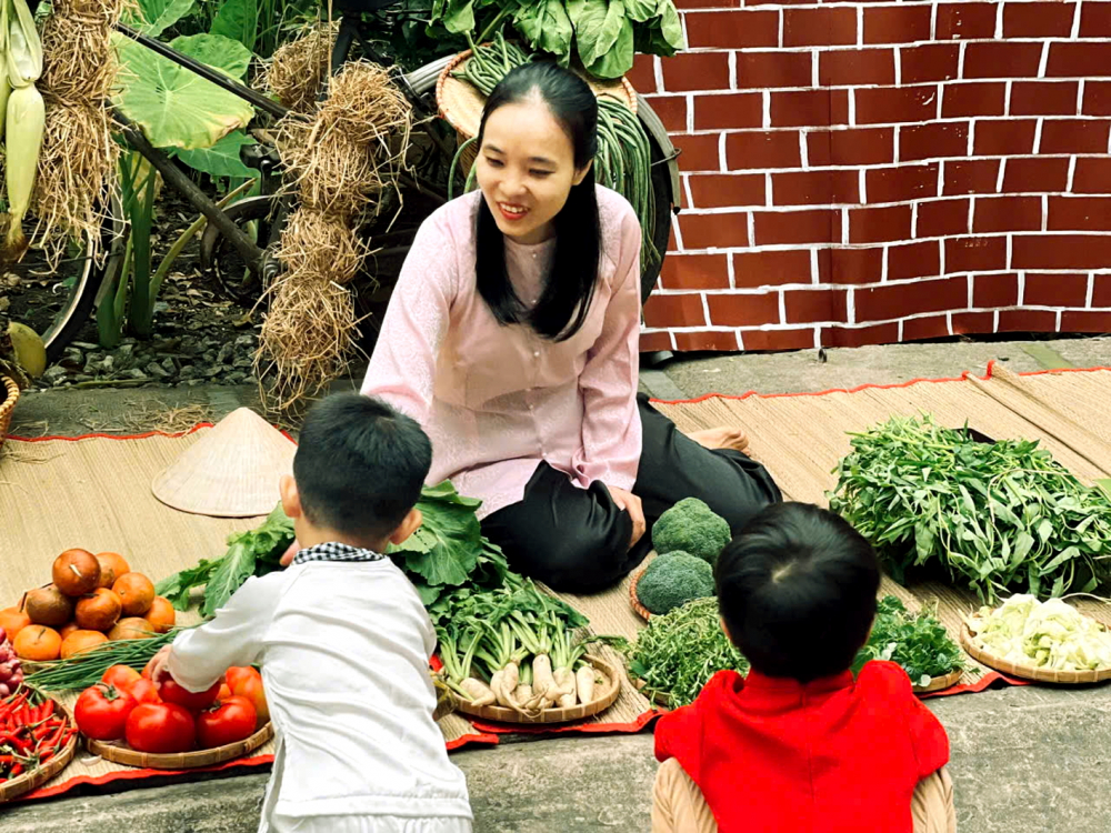 Cô trò đóng vai người bán, người mua giữa chợ quê  - ẢNH: KIM NGÂN