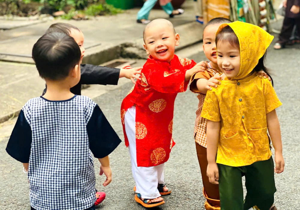 Những em nhỏ đang chơi trò rồng rắn lên mây - ẢNH: KIM NGÂN