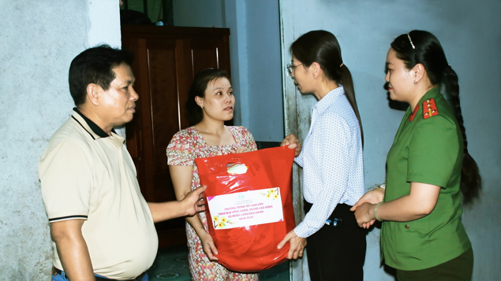 Hội LHPN xã Tân Vĩnh Lộc thăm và trao quà tết cho nữ công nhân khu nhà trọ của ông Bùi Văn Cuội