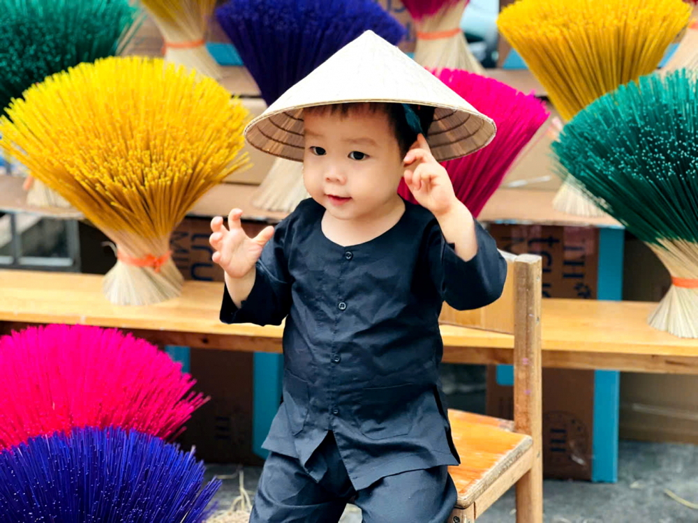 Cậu bé thích thú tại làng nhang thu nhỏ - ẢNH: KIM NGÂN