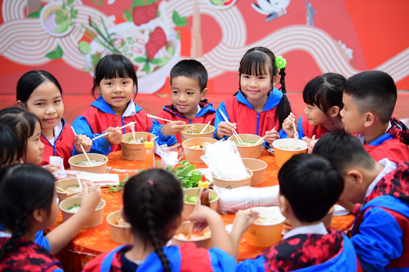 Các em nhỏ vui mừng khi được thưởng thức những tô phở nóng hỏi, thơm ngon - Ảnh: ACV, Nguồn: Báo Tuổi Trẻ