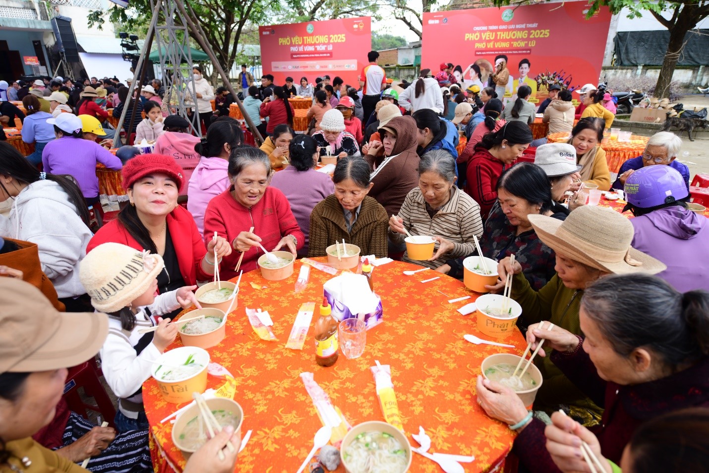 Người dân xã Hòa Thịnh thưởng thức những tô phở yêu thương thơm ngon - Ảnh: ACV, Nguồn: Báo Tuổi Trẻ