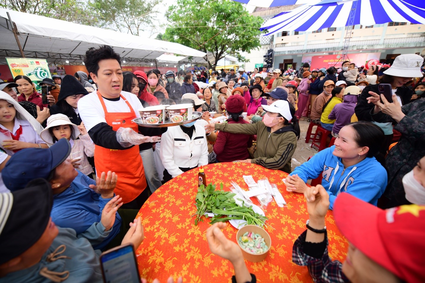 Nghệ sĩ Trường Giang có mặt tại chương trình và hỗ trợ nấu phở cho người dân - Ảnh: ACV, Nguồn: Báo Tuổi Trẻ