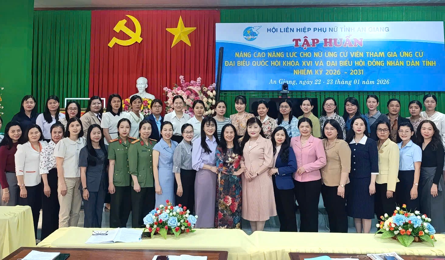 Các ứng cử viên chụp ảnh lưu niệm tại buổi tập huấn - Ảnh Vũ Hằng