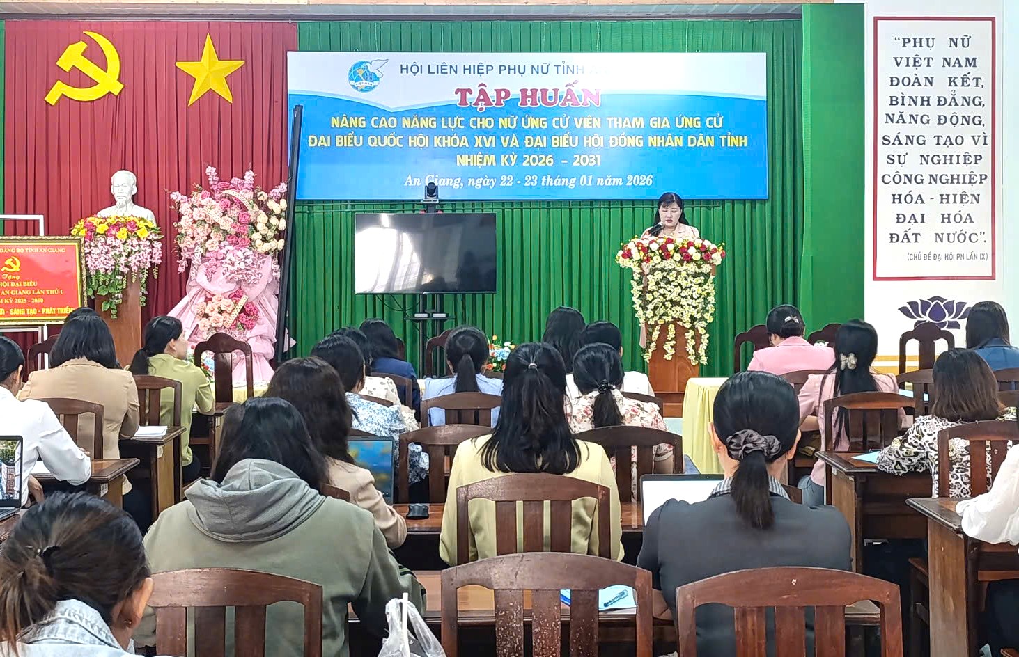 Nhiều chị em phụ nữ là ứng cử viên tham gia ứng cử Đại biểu Quốc hội và HĐND các cấp nghiêm túc tập huấn - Ảnh Vũ Hằng