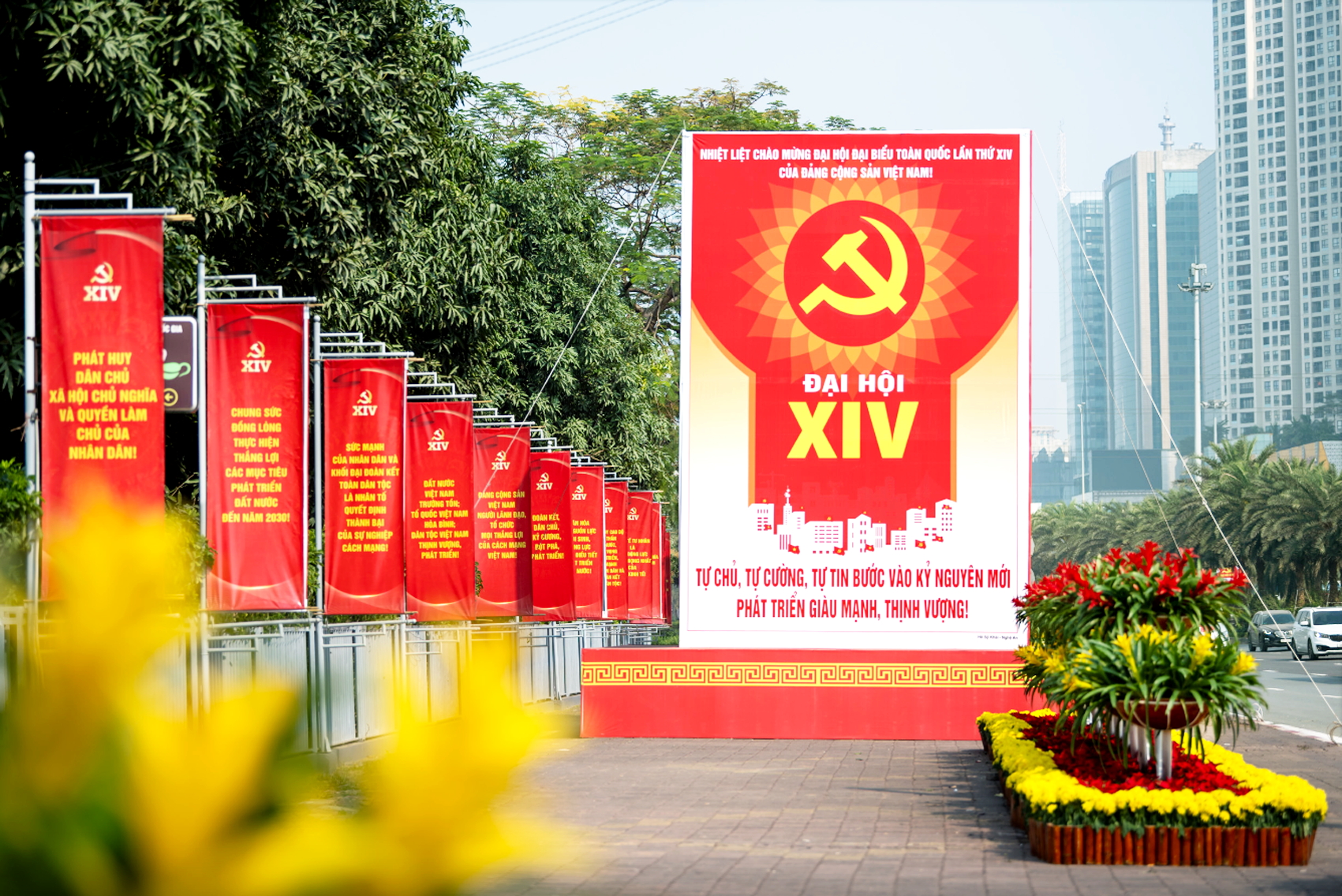 Hà Nội rực rỡ cờ hoa chào mừng Đại hội Đại biểu toàn quốc lần thứ XIV của Đảng Cộng sản Việt Nam - Ảnh: GIA HÂN
