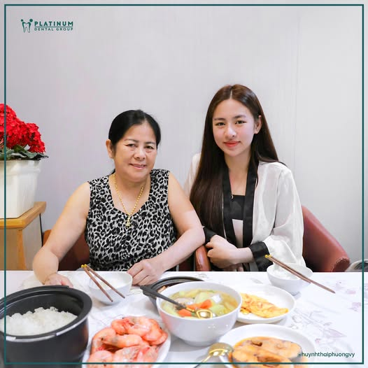 Sau 2 tháng trồng răng Implant tại Platinum Dental Group, với hàm tạm cố định, bệnh nhân đã ăn nhai rất tốt - Ảnh: Platinum Dental Group