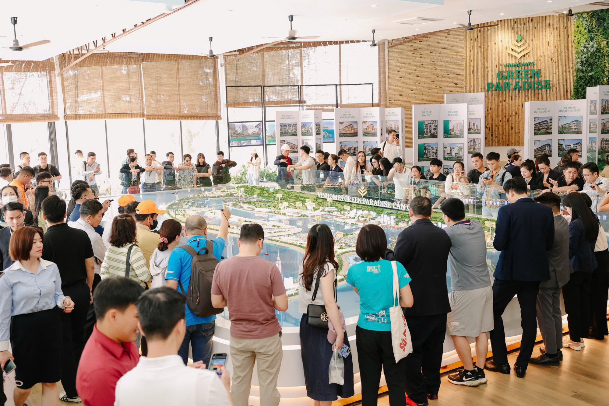 Dòng khách “đổ bộ” văn phòng bán hàng Vinhomes Green Paradise, “săn” cơ hội sở hữu BĐS ESG++ hiếm có bên vịnh biển Cần Giờ