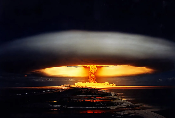  Những người còn sống ngày nay đều mang trong xương các đồng vị phóng xạ từ các vụ thử hạt nhân trong khí quyển, giáo sư nhân chủng học Magdalena Stawkowski thuộc Đại học Nam Carolina nói.