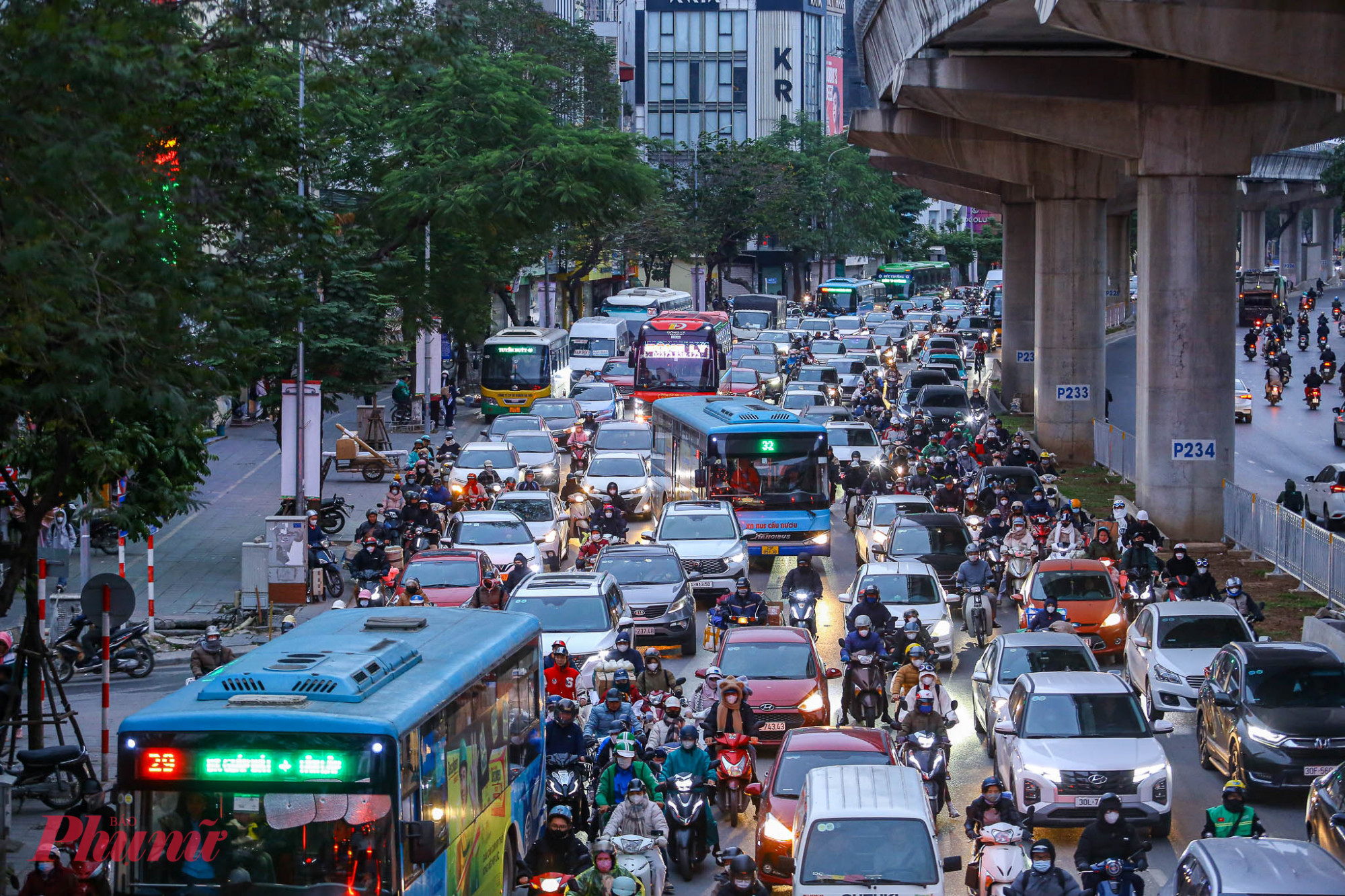 Từ 6g30, các tuyến đường nội đô đã tấp nập phương tiện. Khác với vẻ hối hả thường ngày, dòng người di chuyển chậm chạp hơn. Ai nấy đều trang bị 'tận răng' từ áo phao dày, găng tay, khẩu trang đến những chiếc khăn len để chống chọi với luồng gió lạnh.