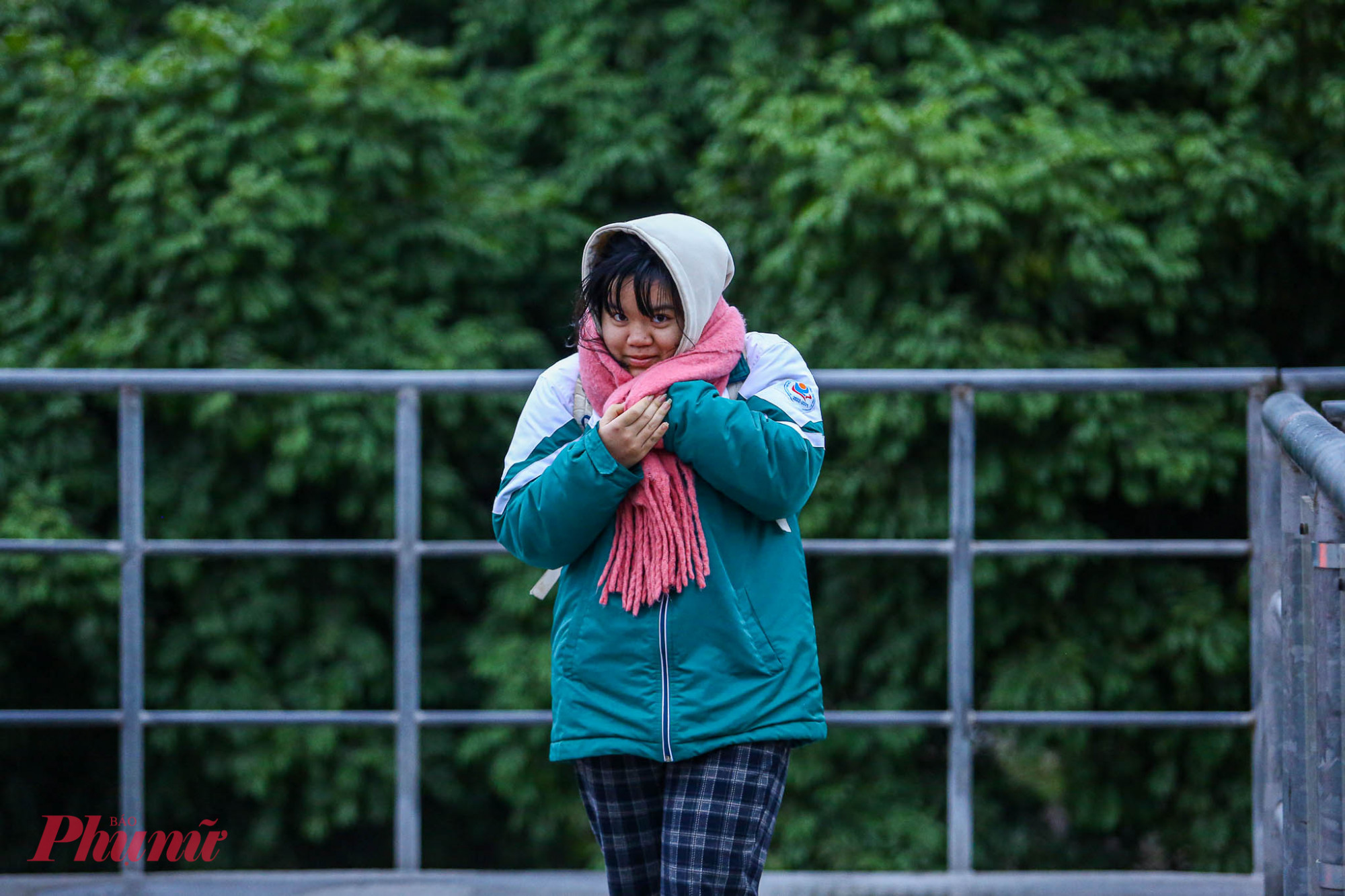 Nhiều người bất ngờ với không khí lạnh giảm sâu nên chưa kịp chuẩn bị đồ chống rét.