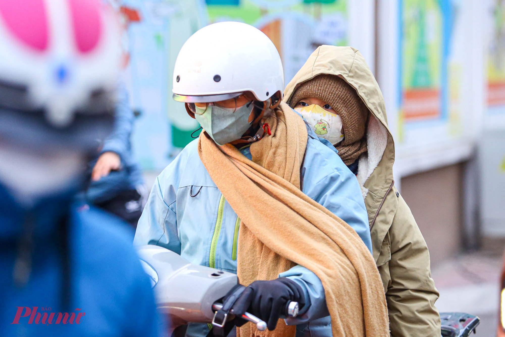 Trẻ em, học sinh đi học được phụ huynh trang bị cho những chiếc khoác dày khi tới trường.