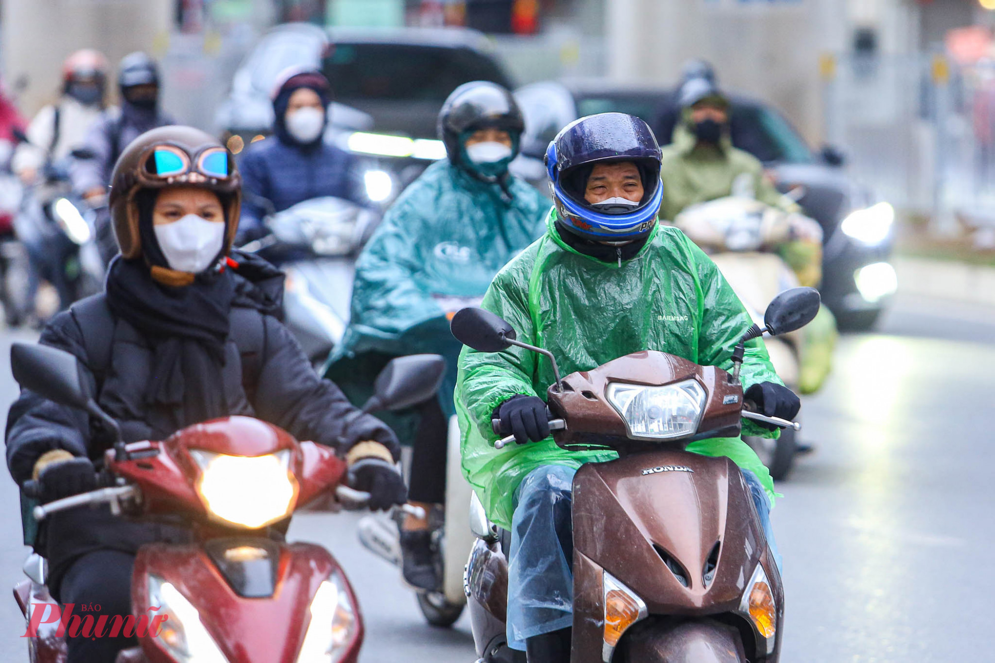 Áo mưa được nhiều người tận dụng để tránh những cơn gió lạnh.