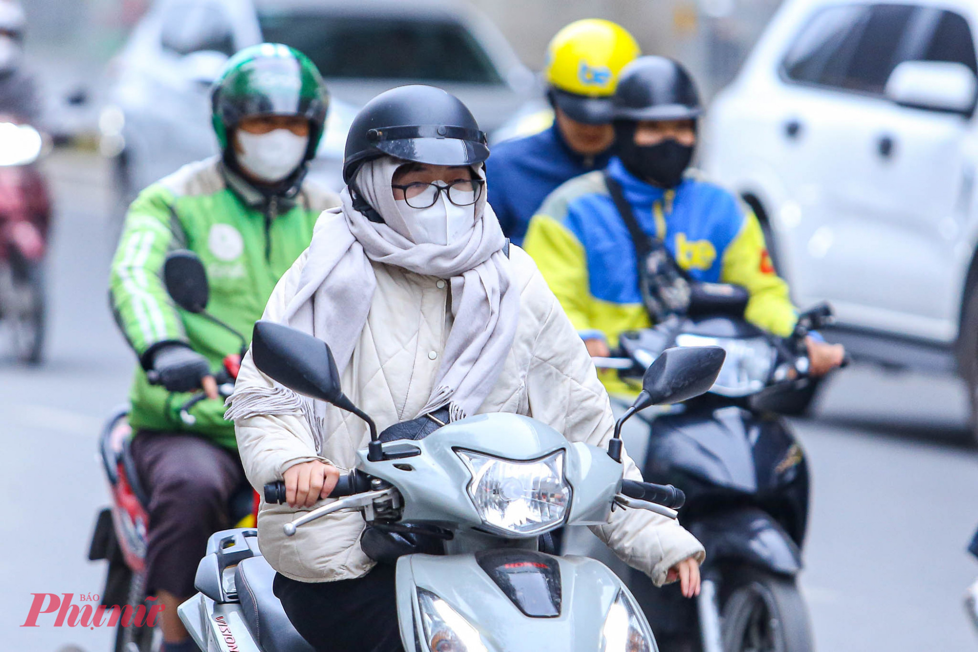 Người dân Hà Nội đi làm trong trang phục 'kín như bưng'.