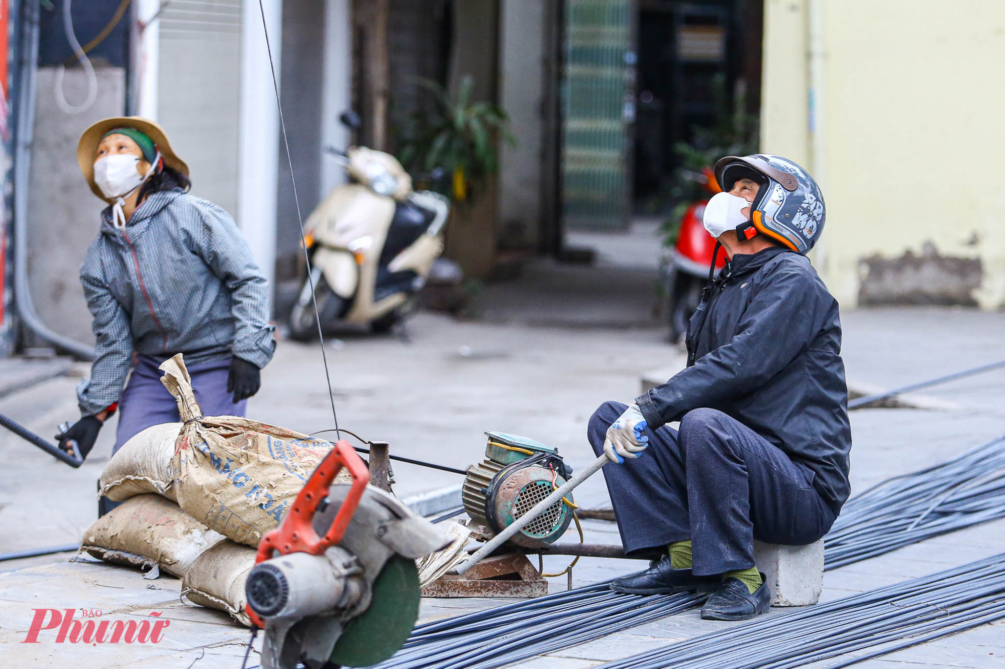 Cái lạnh 9 độ C không chỉ thử thách người đi đường mà còn ảnh hưởng trực tiếp đến những người lao động tự do.