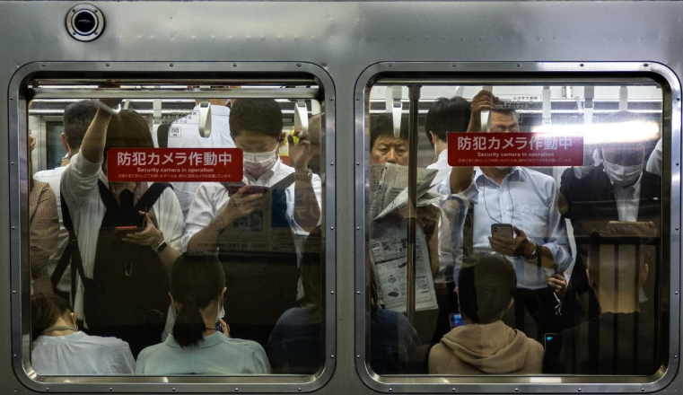 Kho6ng chỉ phụ nữ mà ngya cả nam giới cũng bị sờ soạng trên các phương tiện công cộng