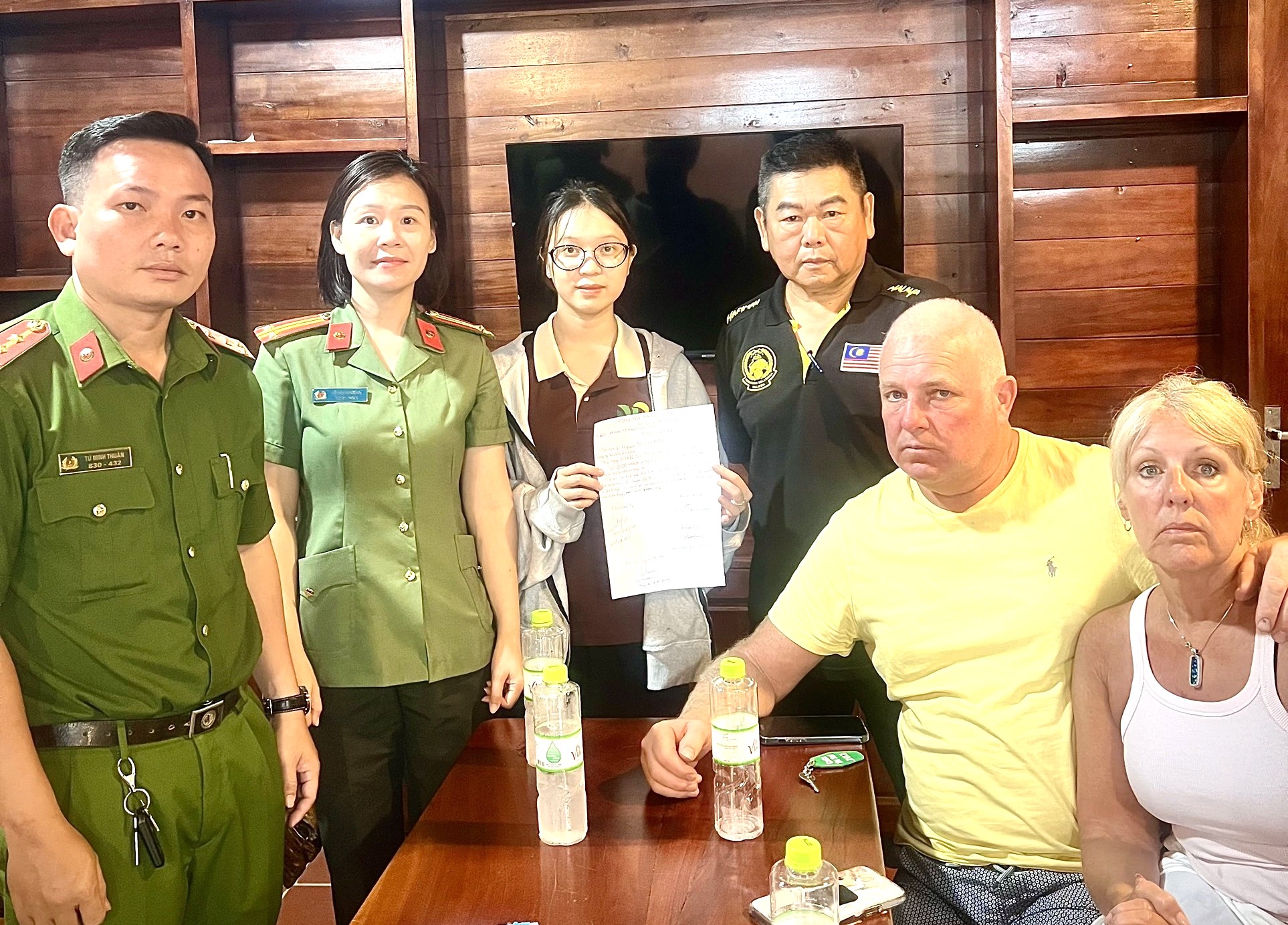 Đội phản ứng nhanh du lịch hỗ trợ du khách nhận lại số tiền bị thanh toán nhầm - Ảnh UBND đặc khu Phú Quốc cung cấp