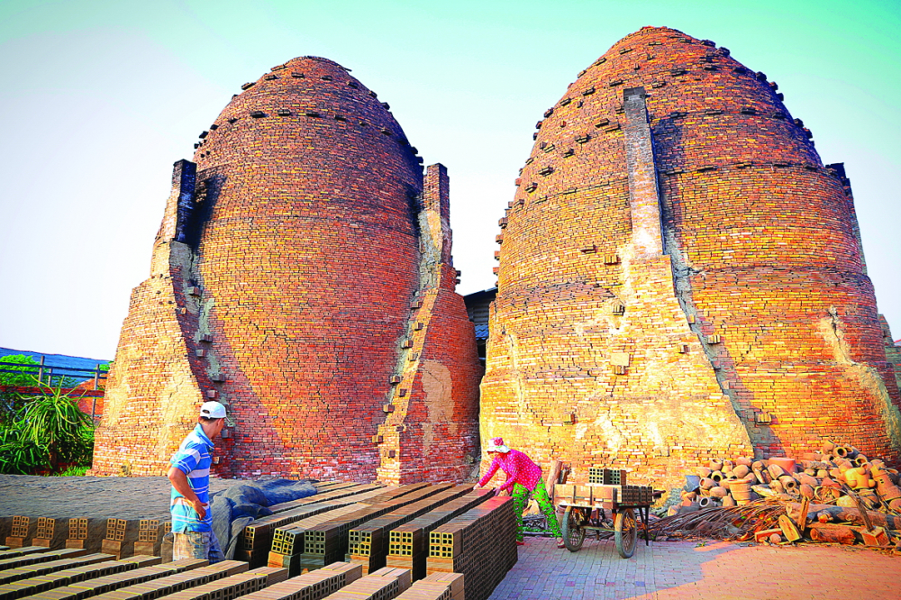 Du xuân về làng gốm không chỉ để ngắm nhìn. Đó còn là lúc bạn để đôi tay lấm bùn, thử nắn một chiếc bình gốm thô mộc dưới sự chỉ dẫn kiên nhẫn của nghệ nhân, lắng nghe câu chuyện của đất, cảm nhận hơi ấm từ lò nung và nhịp thở bền bỉ của một nghề đã đi qua bao mùa Tết. Giữa những ngày đầu năm, sự chậm rãi và tỉ mẩn ấy bỗng trở thành một lời nhắc dịu dàng về những giá trị thủ công cần được gìn giữ.\